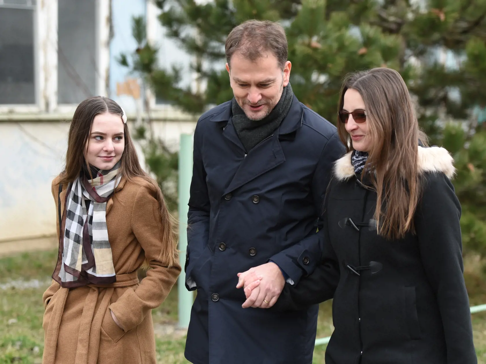 Na snímke zľava dcéra Igora Matoviča Klára, Igor Matovič a jeho žena Pavlína prichádzajú do volebnej miestnosti vo voľbách do Národnej rady SR v Trnave 29. februára 2020. FOTO TASR - Lukáš Grinaj
