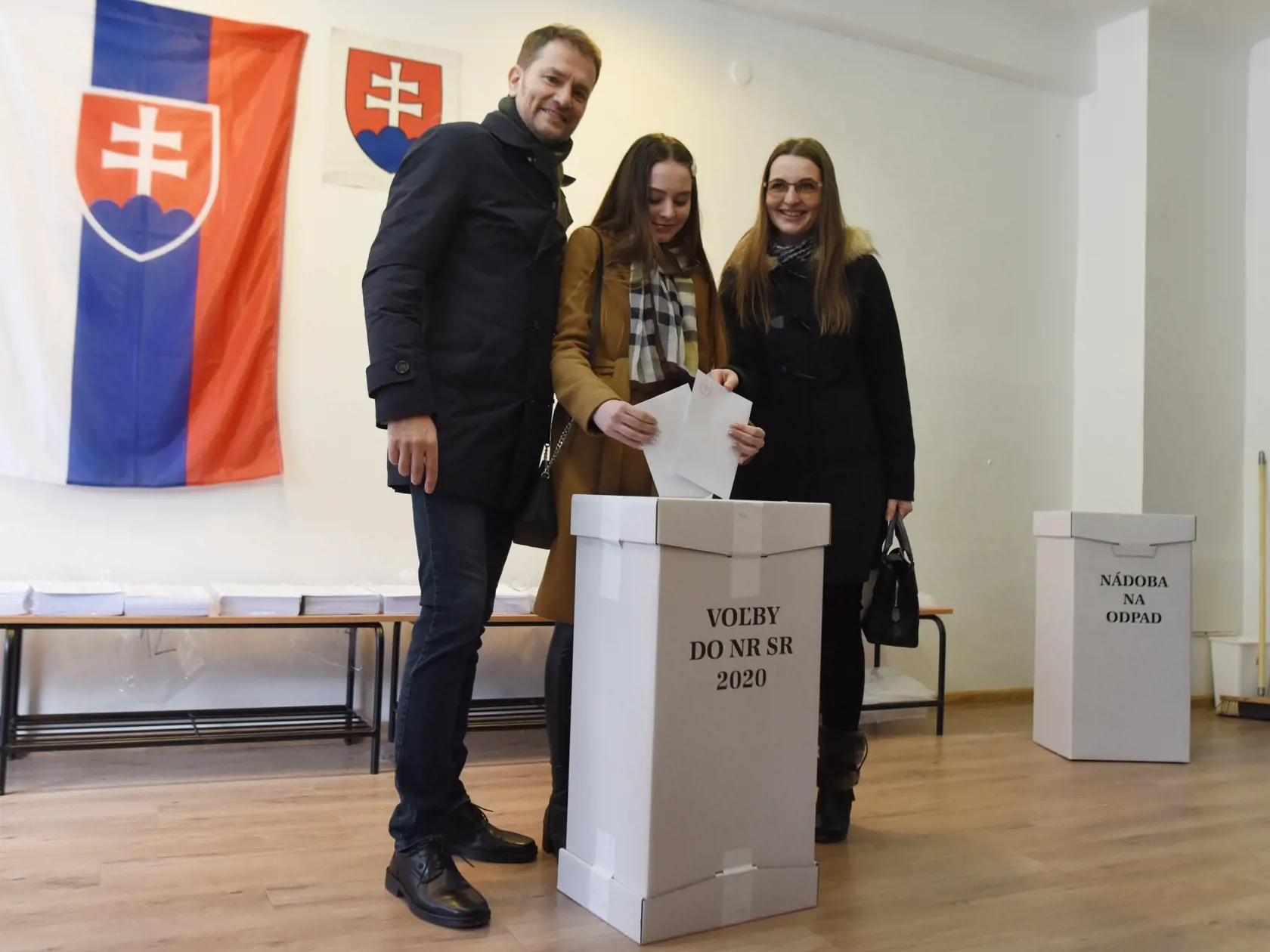 Na snímke zľava Igor Matovič, jeho dcéra Klára a manželka Pavlína vhadzujú obálky do volebnej schránky vo voľbách do Národnej rady SR v Trnave 29. februára 2020. FOTO TASR - Lukáš Grinaj
