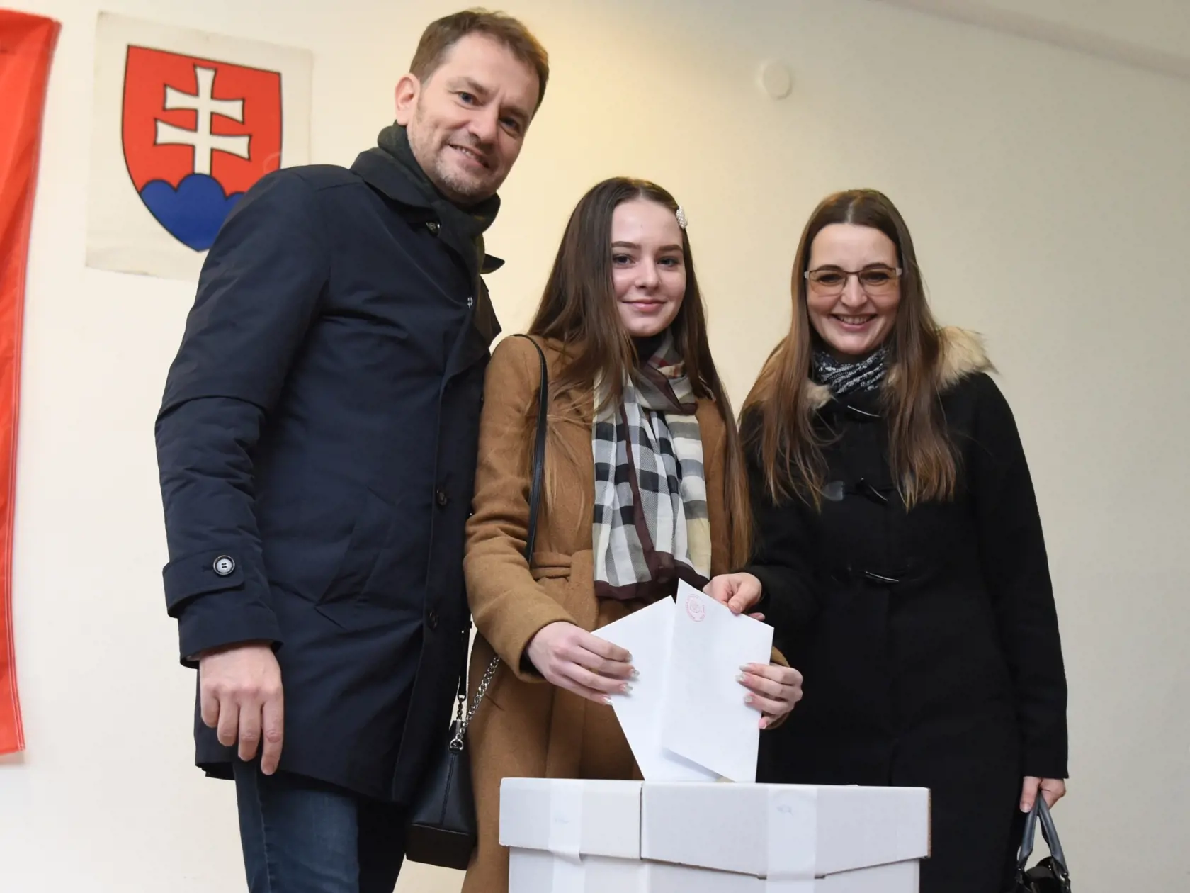 Na snímke zľava Igor Matovič, jeho dcéra Klára a manželka Pavlína vhadzujú obálky do volebnej schránky vo voľbách do Národnej rady SR v Trnave 29. februára 2020. FOTO TASR - Lukáš Grinaj
