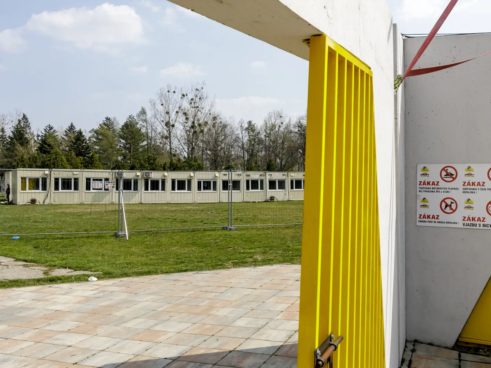 Magistrát na Zlatých pieskoch pripravil chránené karanténne mestečko pre Bratislavčanov, ktorí čakajú na výsledky testov alebo je u nich potvrdené ochorenie COVID-19 s ľahkým priebehom, no pre svoju životnú situáciu nemajú možnosť domácej karantény.