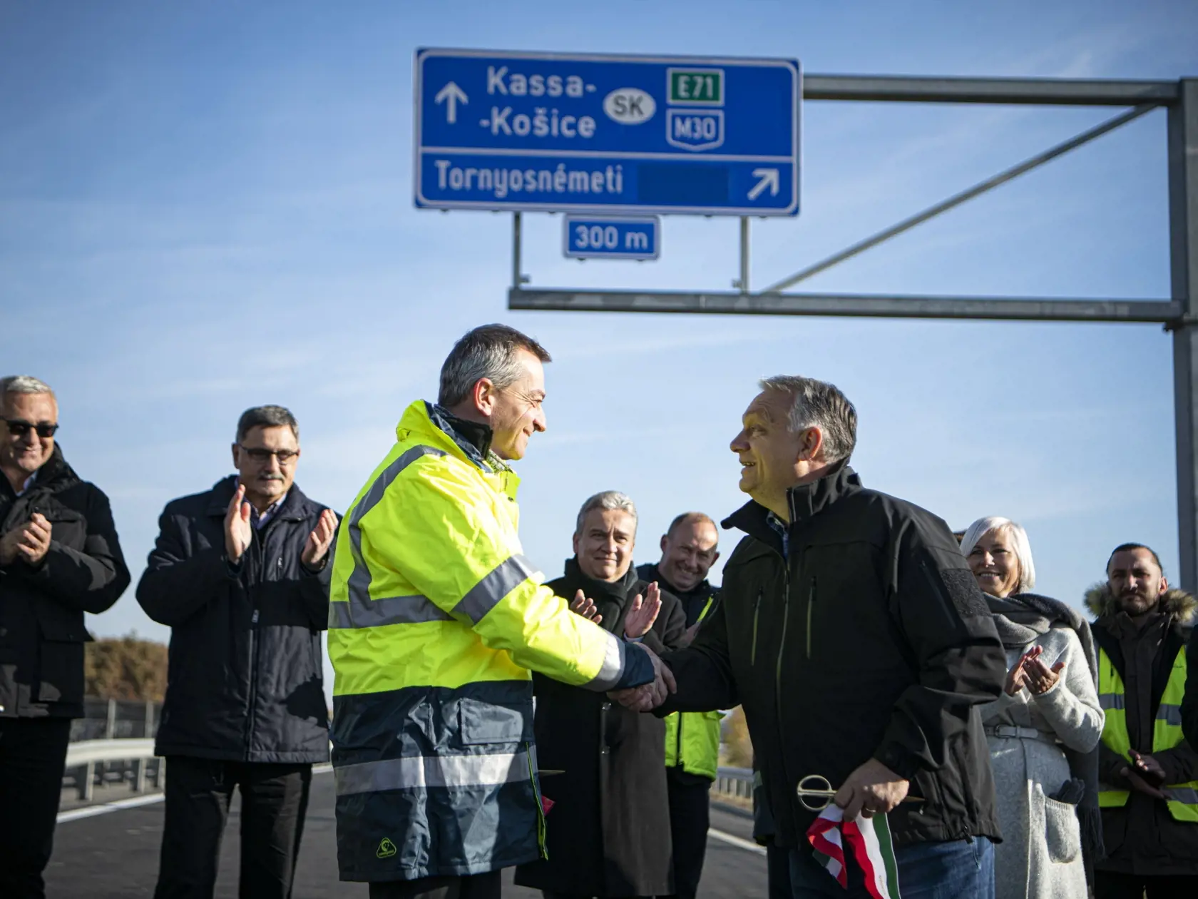 KK33 Tornyosnémeti - Na snímke z úradu predsedu maďarskej vlády, maďarský premiér Viktor Orbán (vpravo) počas otvorenia úseku diaľnice M30, spájajúcu Miškovec s maďarsko-slovenským hraničným priechodom v Tornyosnémeti 26. októbra 2021.