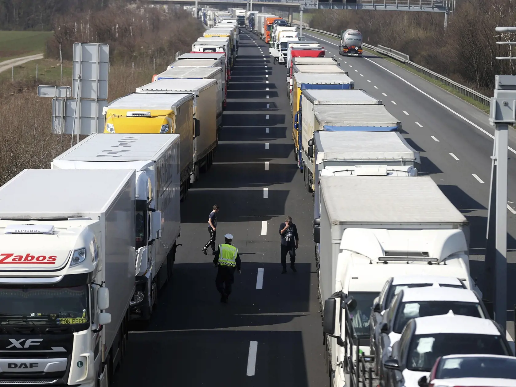 EBE 19 Bruck an der Leitha - Na snímke kolóna kamiónov stojí na diaľnici blízko hranice medzi Rakúskom a Maďarskom neďaleko obce  Bruck an der Leitha v Rakúsku 18. marca 2020. Maďarsko kvôli koronavírusu uzavrelo túto hranicu. FOTO TASR/AP