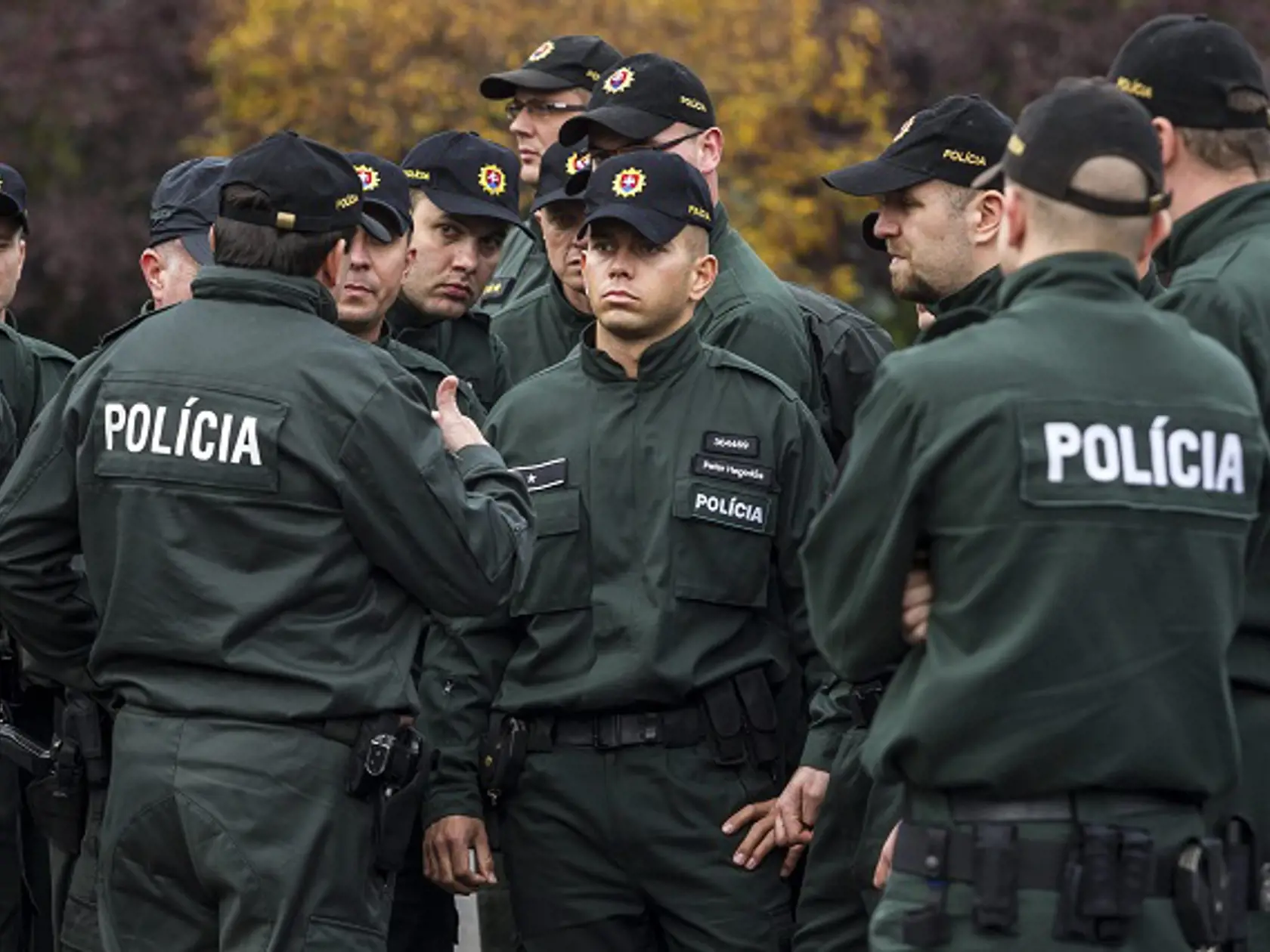 WA 33 Budapešť - Slovenskí policajti stoja počas  uvítacej ceremónie 50 slovenských policajtov v Budapešti 20. októbra 2015. Slovenskí policajti budú pomáhať svojim maďarským kolegom na maďarsko-srbskej hranici pri riešení migračnej krízy a ochrane schengenských hraníc Európskej únie v rámci spolupráce krajín Vyšehradskej štvorky. Dohromady prichádza na pomoc Maďarsku 170 policajtov, Česko vyslalo rovnaký počet ako Slovensko a Poľsko posiela 70-člennú jednotku. FOTO TASR /MTI