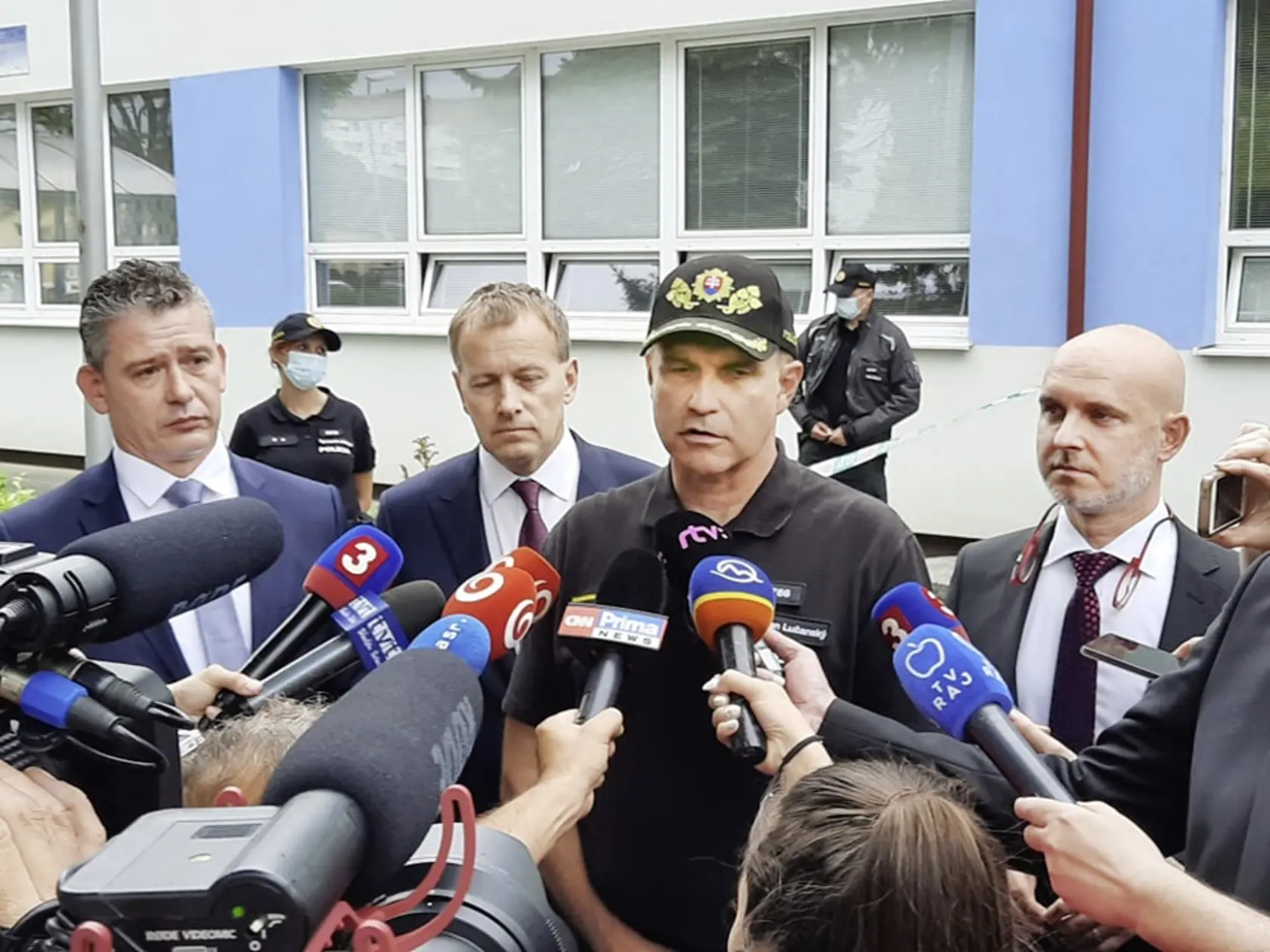 Na miesto hrozného činu dorazil prezident Policajného zboru Milan Lučanský a viacero vládnych predstaviteľov.