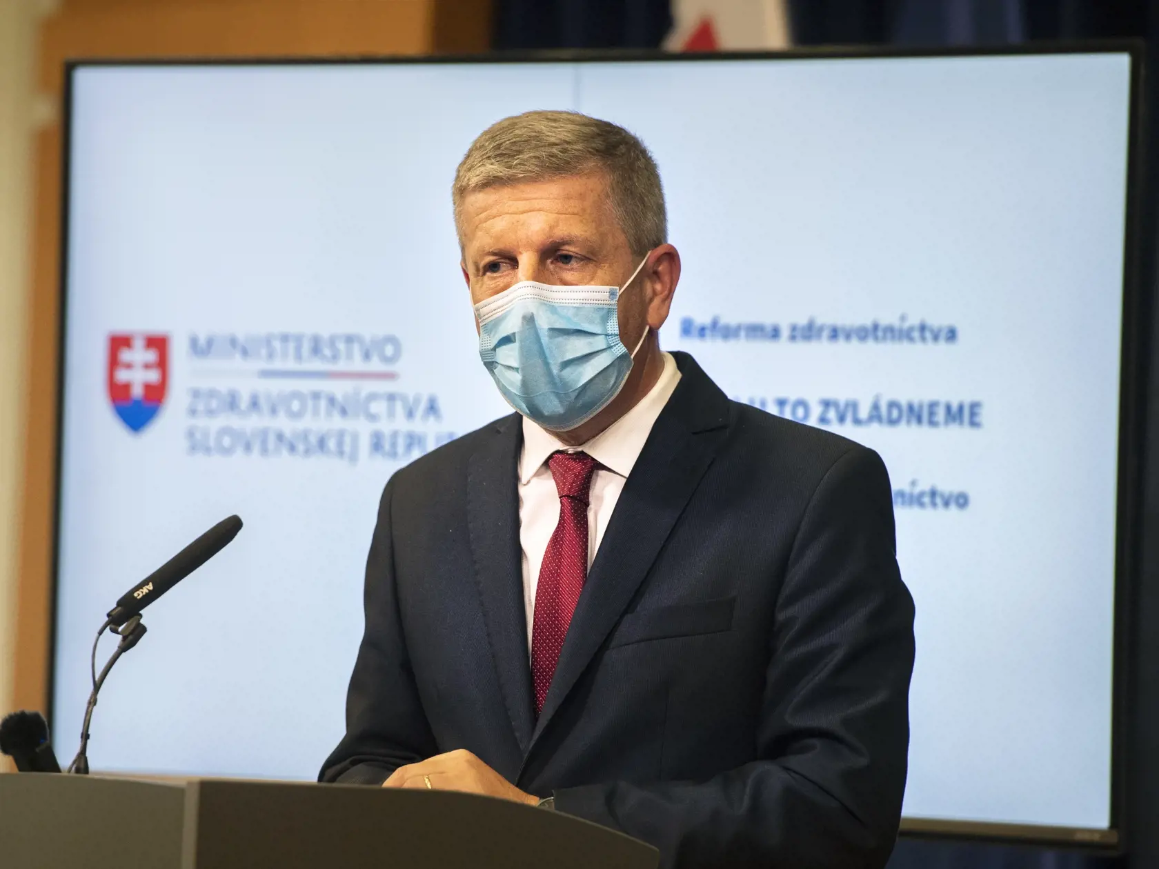 Ministerstvo zdravotníctva (MZ) SR v spolupráci s Úradom verejného zdravotníctva (ÚVZ) SR pripravuje v súvislosti s novoobjaveným variantom omikron nového koronavírusu kroky na identifikáciu ľudí, ktorí boli v potenciálne rizikových krajinách.
