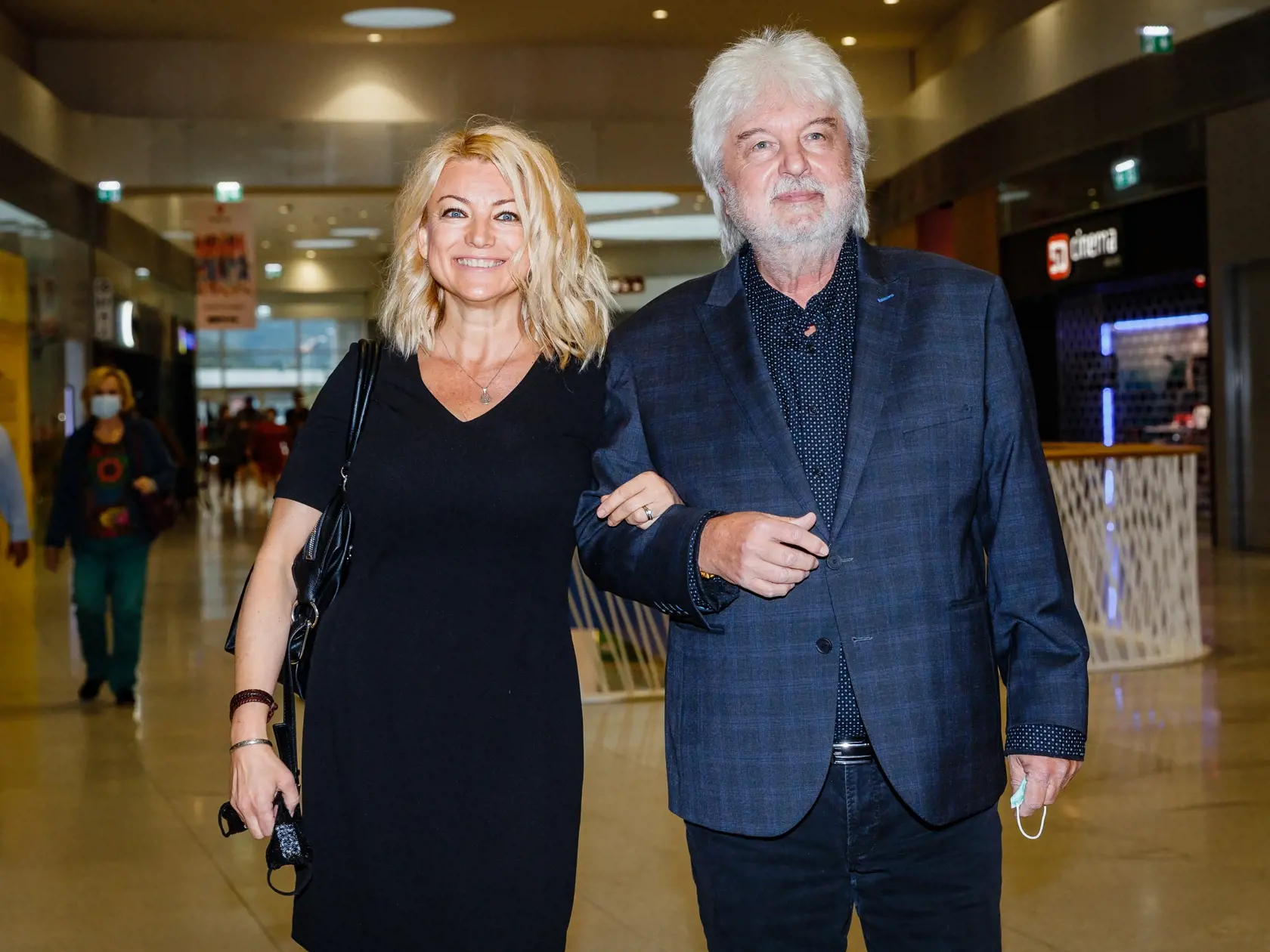 Premiéra českého filmu slovenského režiséra Dušana Rapoša, Ženská pomsta. Na snímke režisér Dušan Rapoš s manželkou, českou herečkou Evou Vejmělkovou.