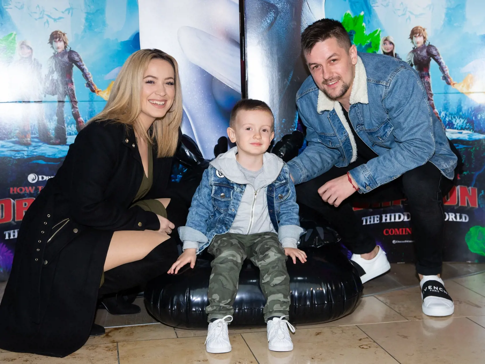 Premiéra filmu "Ako vycvičiť draka 3" v jednej z bratislavských kinosál. Na snímke Dominika Mirgová s manželom Petrom Zvolenským a dcérou.