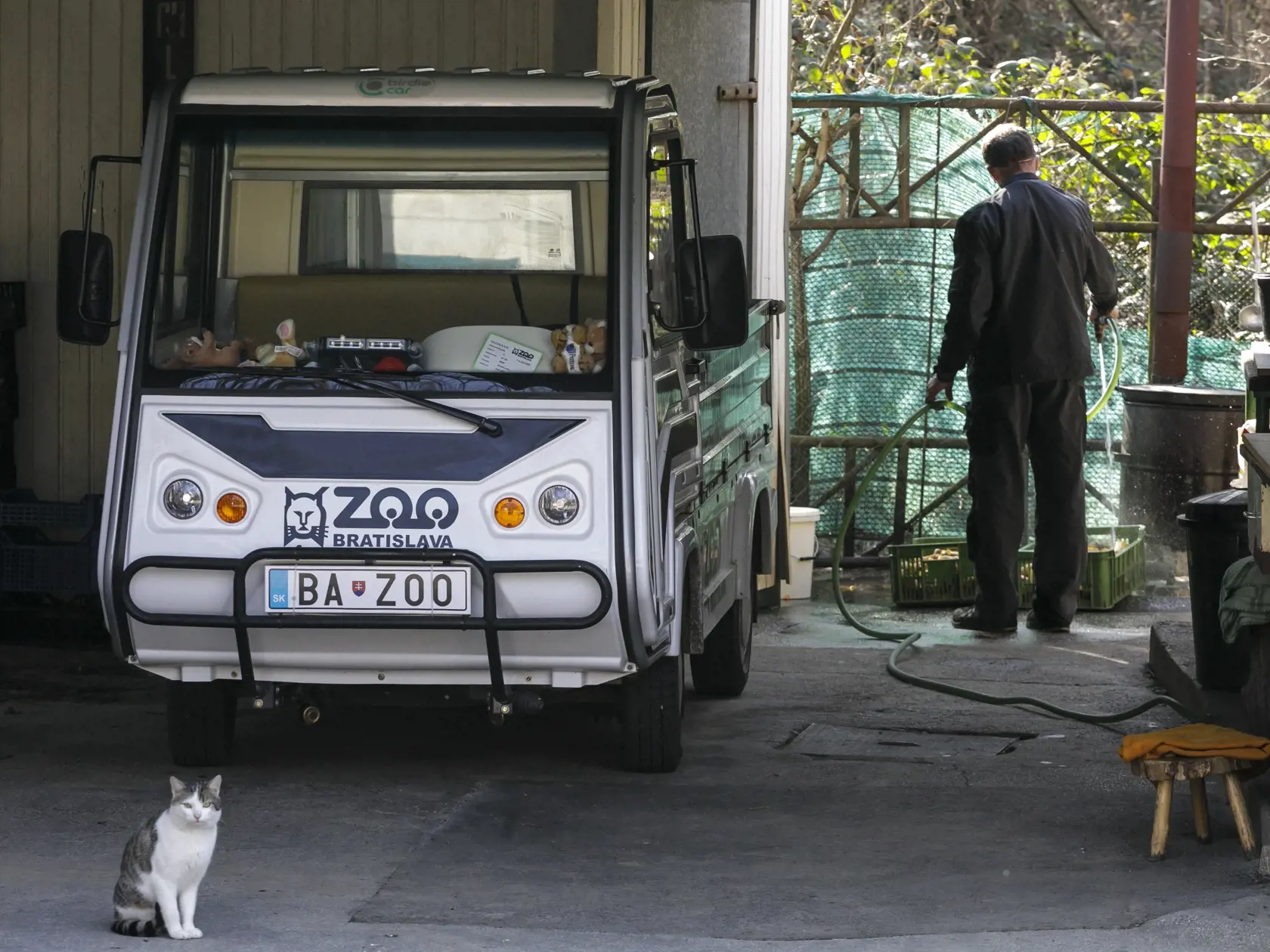 Na snímke chovateľ umýva vodou ovocie a zeleninu pre zvieratá v bratislavskej ZOO, ktorá je od 9. marca uzatvorená pre verejnosť až do odvolania pre šíriaci sa koronavírus. V Bratislave 19. marca 2020. FOTO TASR - Dano Veselský