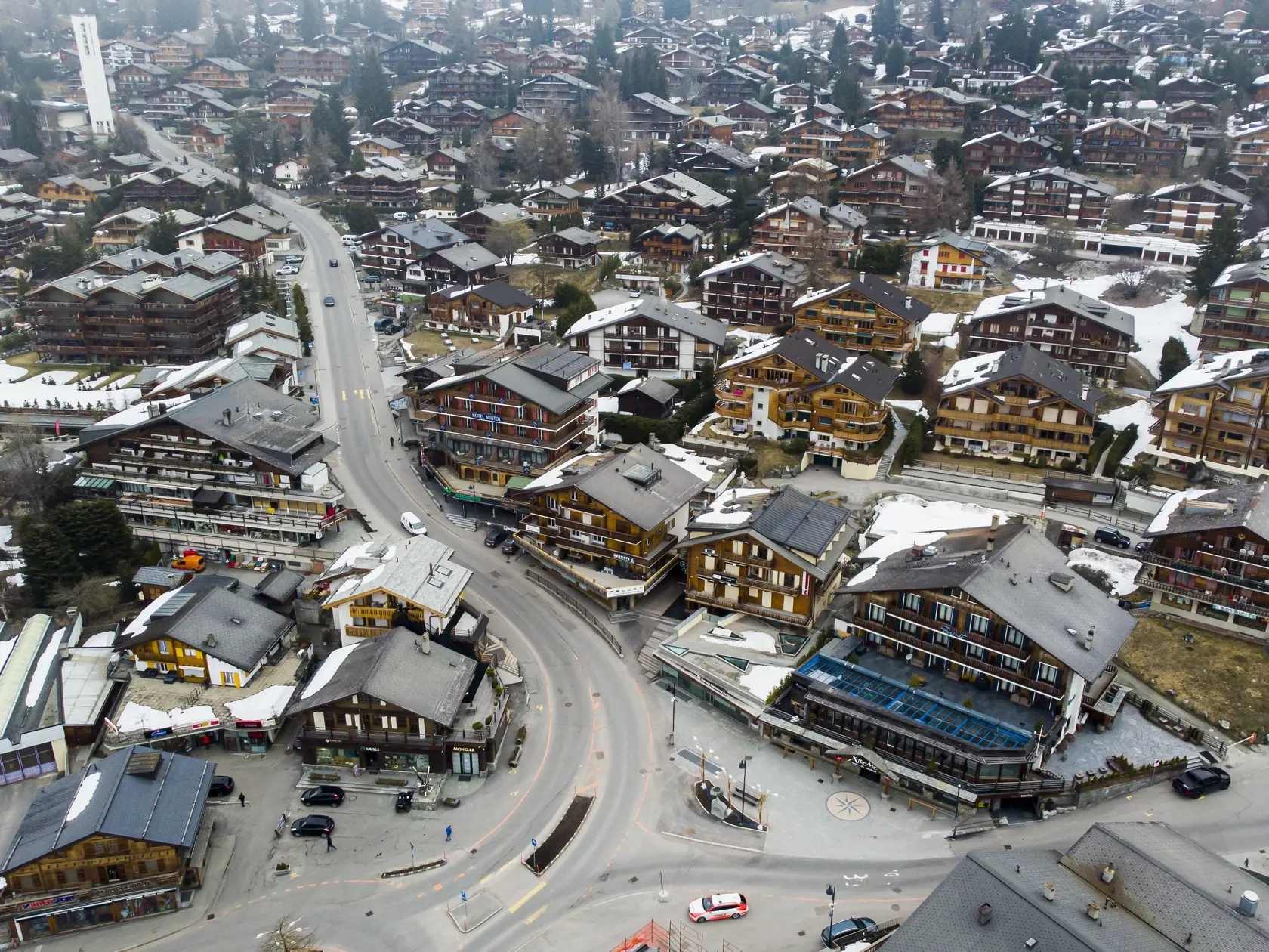 MIK 33 Verbier - Švajčiarske policajné auto hliadkuje počas koronavírusovej nákazy na prázdnej ulici v meste Verbier 24. marca 2020. Švajčiarsko zakázalo verejné podujatia s účasťou nad päť osôb, posilnilo hraničné kontroly a zakázalo vstup občanom Rakúska, Nemecka, Talianska, Španielska a Francúzska. FOTO TASR/AP



Swiss police car patrols in a empty street of the ski resort during the coronavirus disease (COVID-19) outbreak in Verbier, Switzerland, Tuesday, March 24, 2020. (Laurent Darbellay/