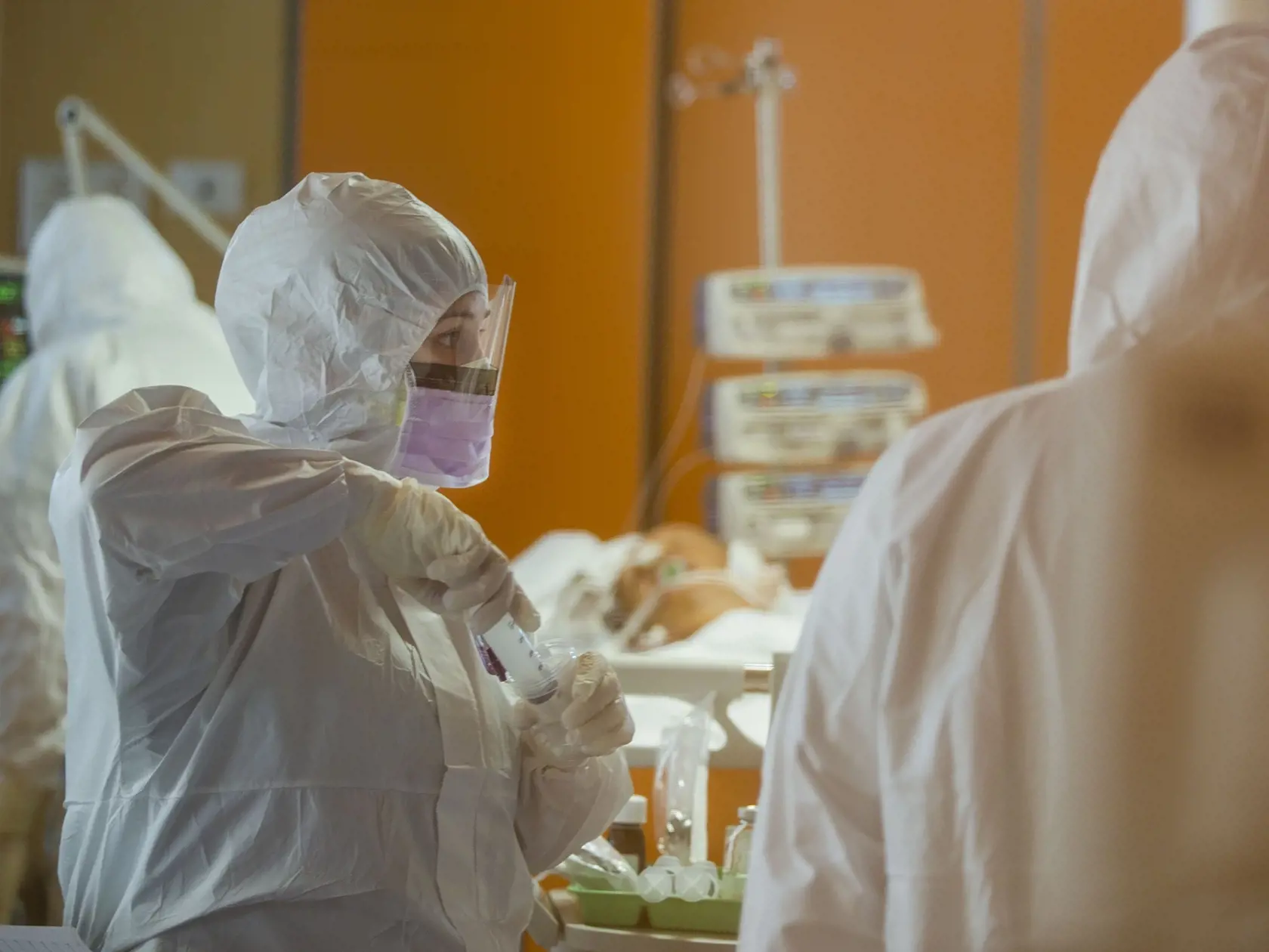 MIK 21 Rím - Zdravotnícky personál oddelenia intenzívnej starostlivosti kliniky Casalpalocco COVID-19 trpí rovnako ako pacienti v Ríme 25. marca 2020. Taliansko je epicentrom pandémie koronavírusu v Európe. Dosiaľ krajina hlási 69.176 prípadov nakazení a 6820 úmrtí. FOTO TASR/AP


Medical staff of the Intensive Care Unit of the Casalpalocco COVID-19 Clinic in the outskirts of Rome tend to patients, Wednesday, March 25, 2020. The new coronavirus causes mild or moderate symptoms for most people, b