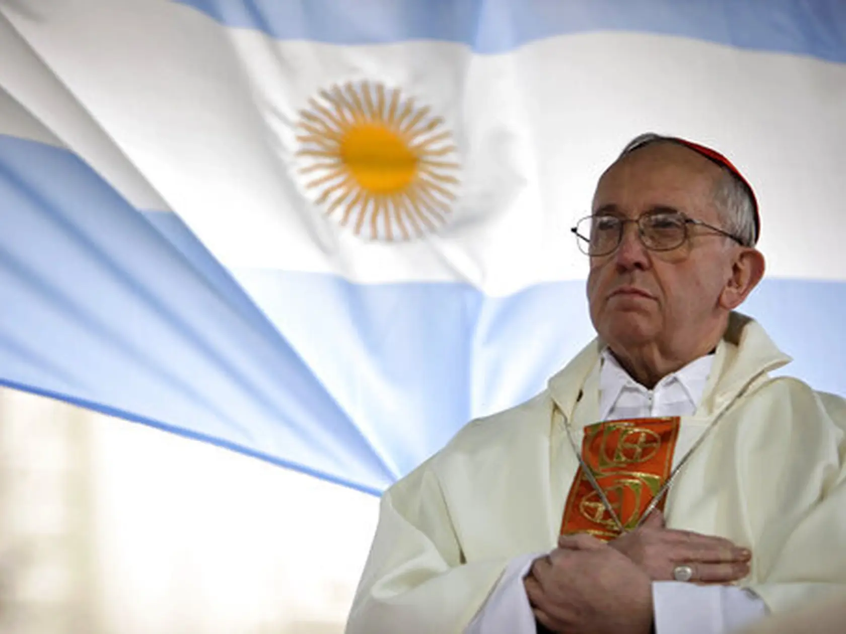 Na archívnej snímke zo 7. augusta 2009 argentínsky kardinál Jorge Bergoglio celebruje sv. omšu pred kostolom v Buenos Aires. Pápež František zomrel vo veku 88 rokov na Veľkonočný pondelok 21. apríla 2025. Hlavou katolíckej cirkvi bol od roku 2013. Svätý Otec zomrel na mozgovú príhodu, ktorá spôsobila kómu a "nezvratné" zlyhanie srdca. Vyplýva to z jeho úmrtného listu, ktorý zverejnil Vatikán v pondelok večer 21. apríla. Hlava katolíckej cirkvi zomrela v pondelok ráno o 7.35 h, takmer mesiac po prepustení z päťtýždňového pobytu v nemocnici, kde sa liečil z dvojitého zápalu pľúc. FOTO TASR/AP