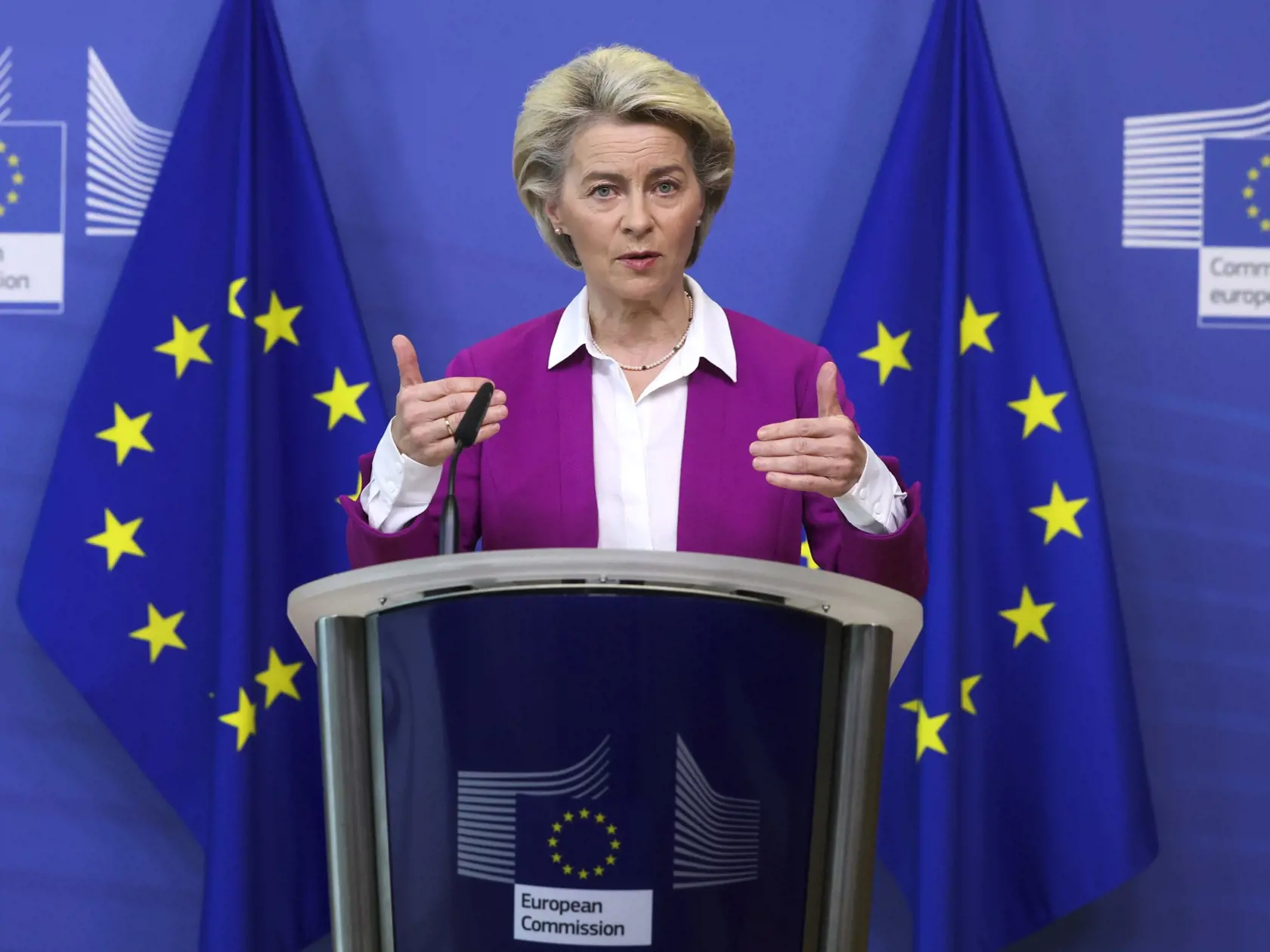 Predsedníčka Európskej komisie  Ursula von der Leyenová hovorí počas tlačovej konferencie o vakcínach proti ochoreniu Covid-19.