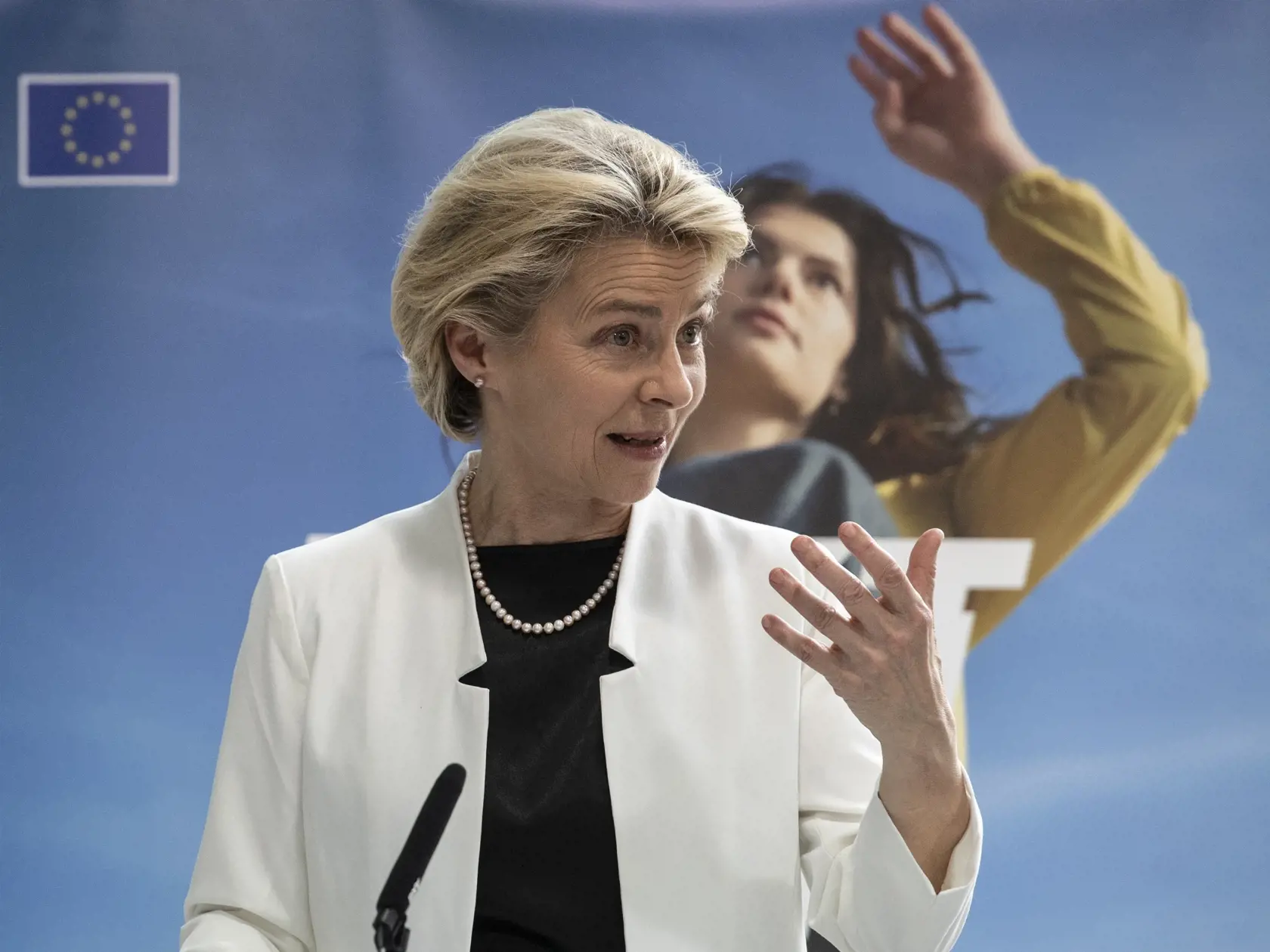 Ako "preteky s časom" označila v nedeľu predsedníčka Európskej komisie Ursula von der Leyenová snahu celého sveta porozumieť novému koronavírusovému variantu omikron a v prípade potreby upraviť existujúce vakcíny tak, aby boli voči tomuto variantu účinné.
