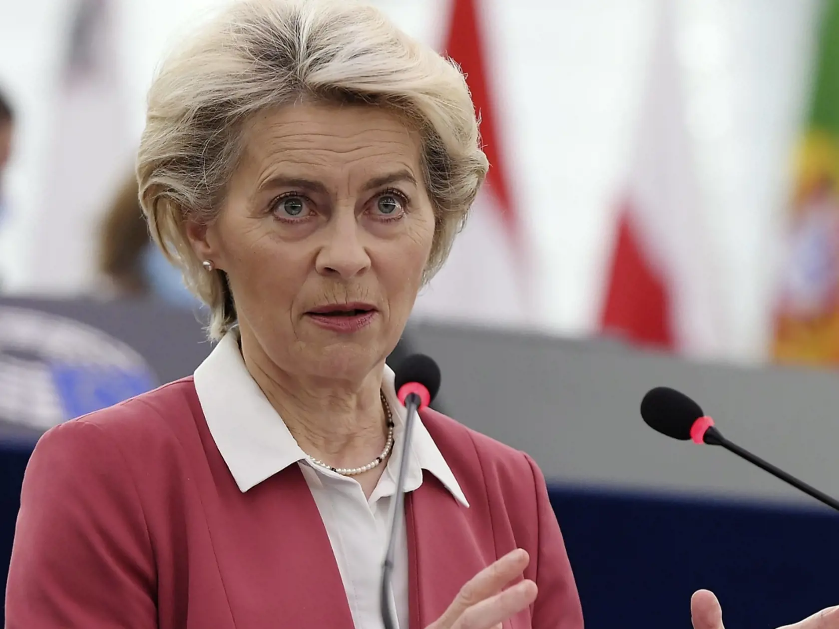 Ako "preteky s časom" označila v nedeľu predsedníčka Európskej komisie Ursula von der Leyenová snahu celého sveta porozumieť novému koronavírusovému variantu omikron a v prípade potreby upraviť existujúce vakcíny tak, aby boli voči tomuto variantu účinné.