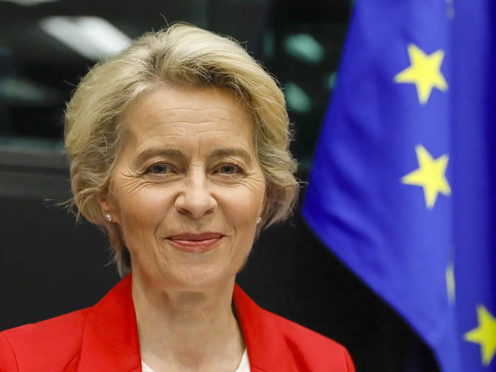 Ako "preteky s časom" označila v nedeľu predsedníčka Európskej komisie Ursula von der Leyenová snahu celého sveta porozumieť novému koronavírusovému variantu omikron a v prípade potreby upraviť existujúce vakcíny tak, aby boli voči tomuto variantu účinné.
