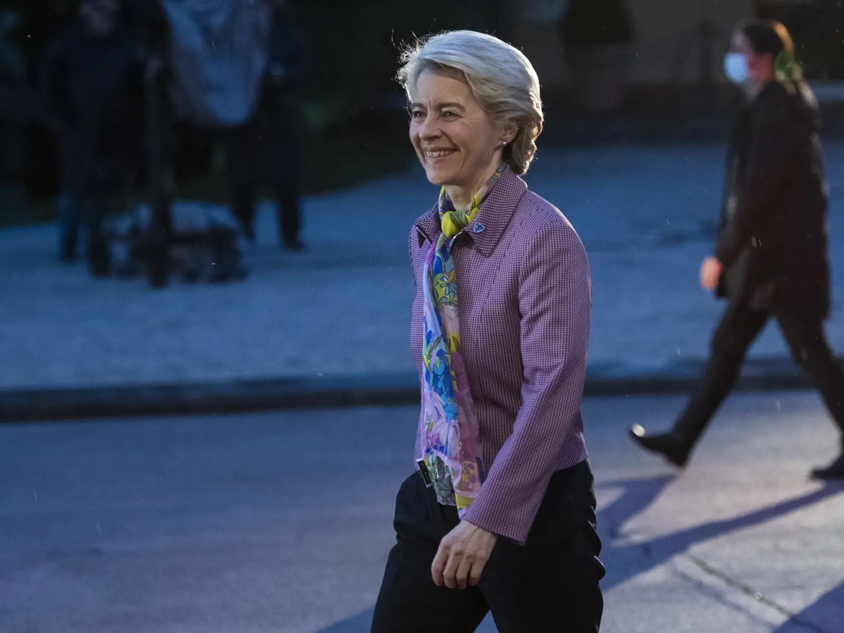 Na snímke predsedníčka Európskej komisie (EK) Ursula von der Leyenová prichádza na neformálnu večeru lídrov EÚ.