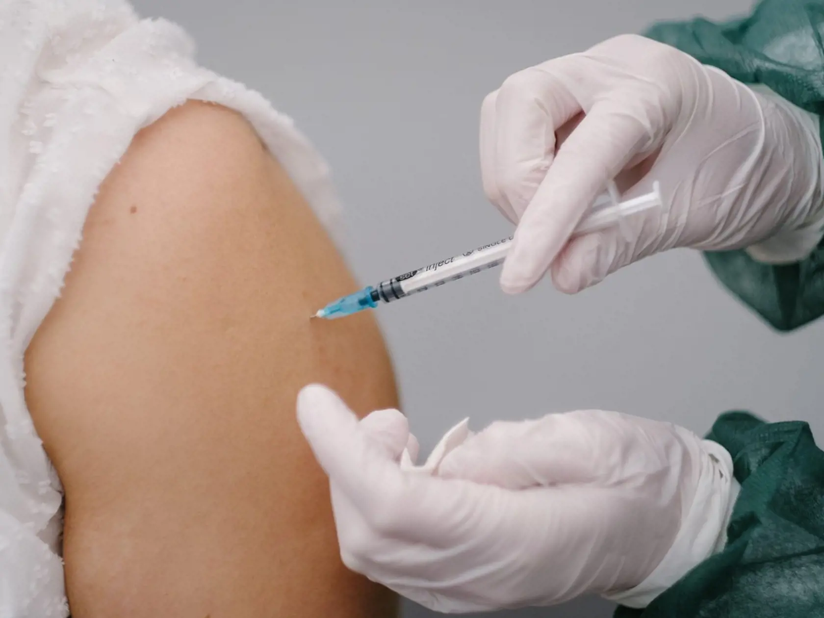 Podľa Von der Leyenovej zmluva uzavretá v lete Európskou komisiou so spoločnosťou Pfizer-BioNTech na dodanie 1,8 miliardy dávok vakcíny obsahuje klauzulu pre prípad objavenia "únikového variantu koronavírusu", ktorý sa môže vyhnúť imunite získanej očkovaním.