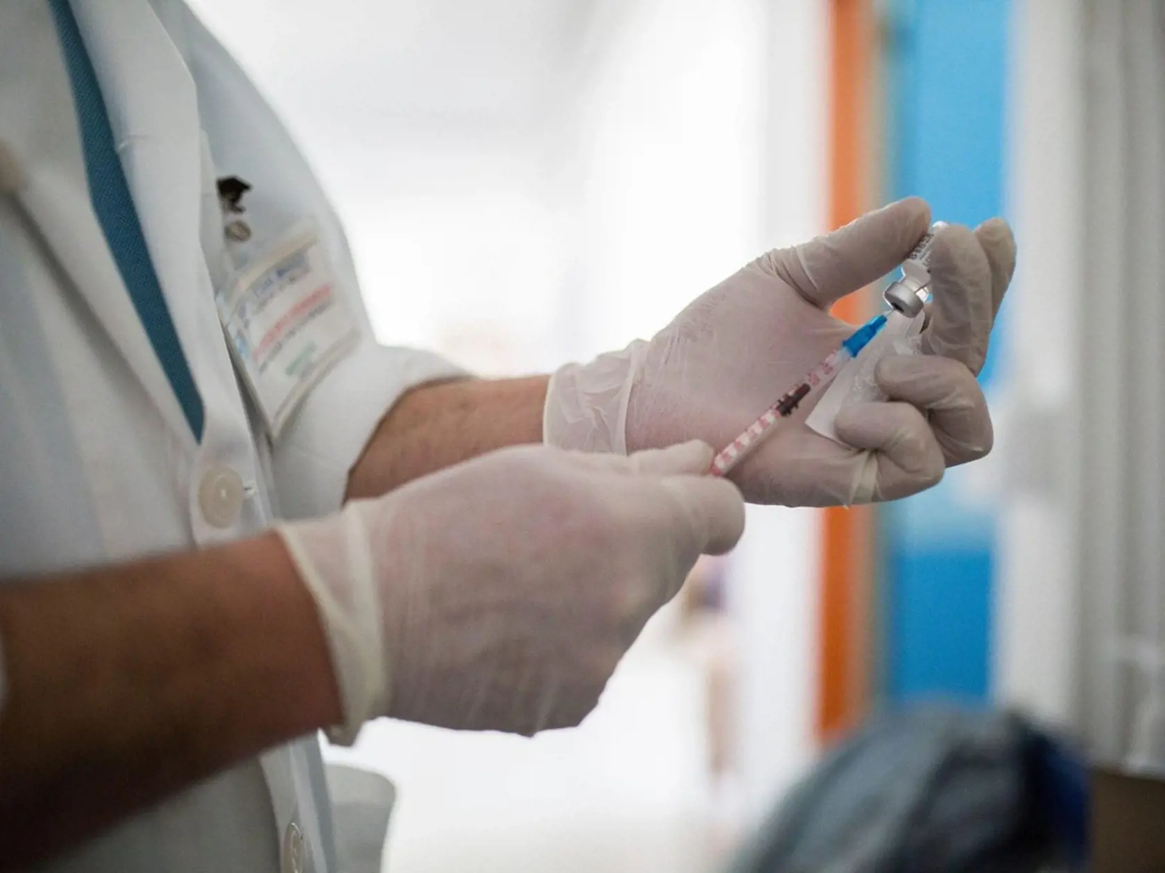 Podľa Von der Leyenovej zmluva uzavretá v lete Európskou komisiou so spoločnosťou Pfizer-BioNTech na dodanie 1,8 miliardy dávok vakcíny obsahuje klauzulu pre prípad objavenia "únikového variantu koronavírusu", ktorý sa môže vyhnúť imunite získanej očkovaním.