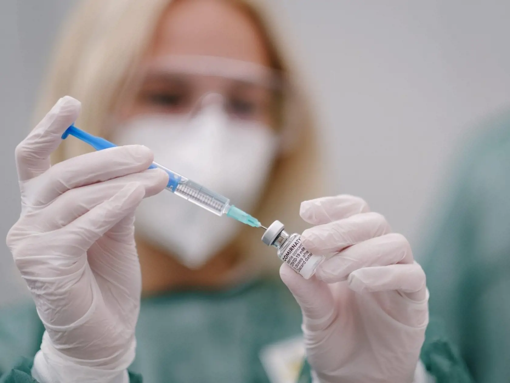 Podľa Von der Leyenovej zmluva uzavretá v lete Európskou komisiou so spoločnosťou Pfizer-BioNTech na dodanie 1,8 miliardy dávok vakcíny obsahuje klauzulu pre prípad objavenia "únikového variantu koronavírusu", ktorý sa môže vyhnúť imunite získanej očkovaním.