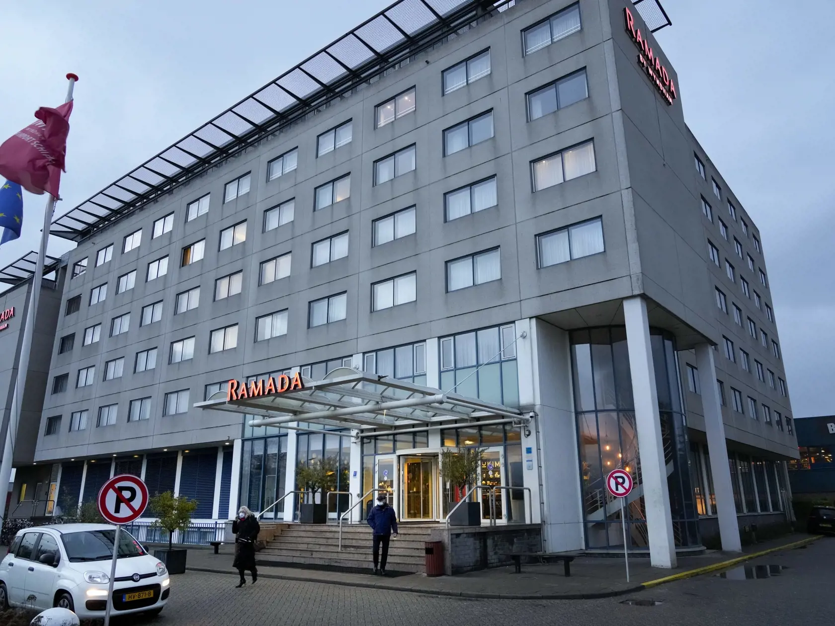 JB 59 Badhoevedorp - Pohľad na hotel v holandskom meste Badhoevedorp pri letisku Schiphol 27. novembra 2021, kde sú v karanténe pasažieri z JAR. Z približne 600 pasažierov, ktorí v piatok pricestovali dvoma letmi holandskej spoločnosti KLM z Juhoafrickej republiky (JAR) na amsterdamské letisko Schiphol, malo 61 pozitívne výsledky testov na prítomnosť koronavírusu SARS-CoV-2. Zatiaľ nie je jasné, či sa infikovali novým variantom omikron, ktorý bol v krajinách južnej Afriky objavený len nedávno. I