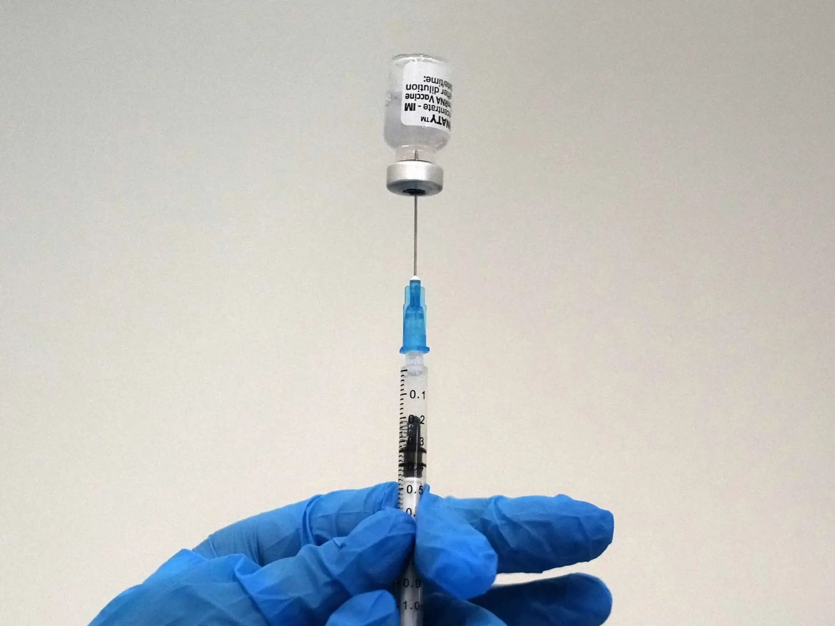 Farmafirmy tvrdia, že sú budú vedieť prispôsobiť vakcíny tak, aby boli účinné proti novému variantu.