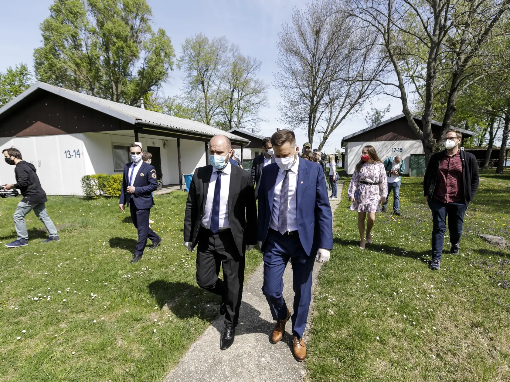 Na snímke sprava primátor Bratislavy Matúš Vallo a minister obrany SR Jaroslav Naď počas otvorenia kontajnerového mestečka pre ľudí bez domova v areáli Zlatých pieskov v Bratislave 16. apríla 2020. FOTO TASR - Dano Veselský