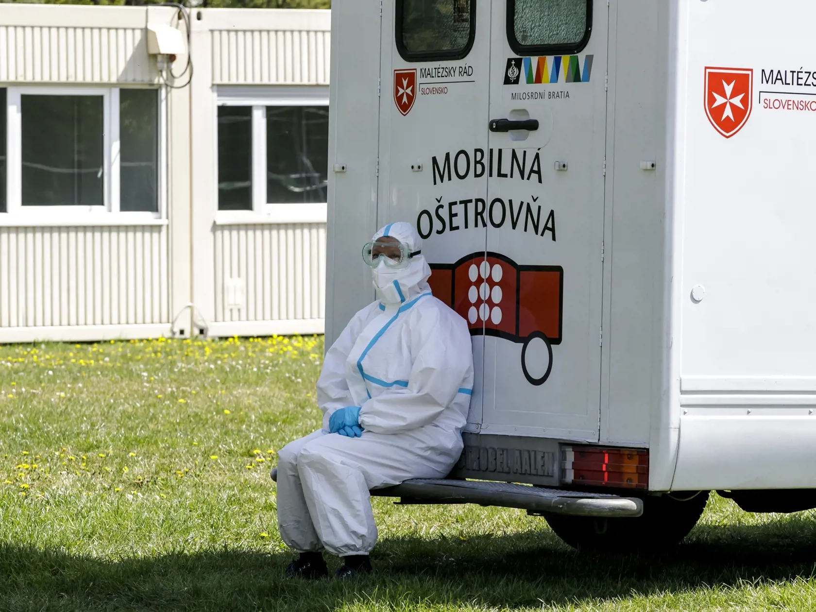 Na snímke sociálna pracovníčka v ochrannom odeve počas otvorenia kontajnerového mestečka pre ľudí bez domova v areáli Zlatých pieskov v Bratislave 16. apríla 2020. FOTO TASR - Dano Veselský