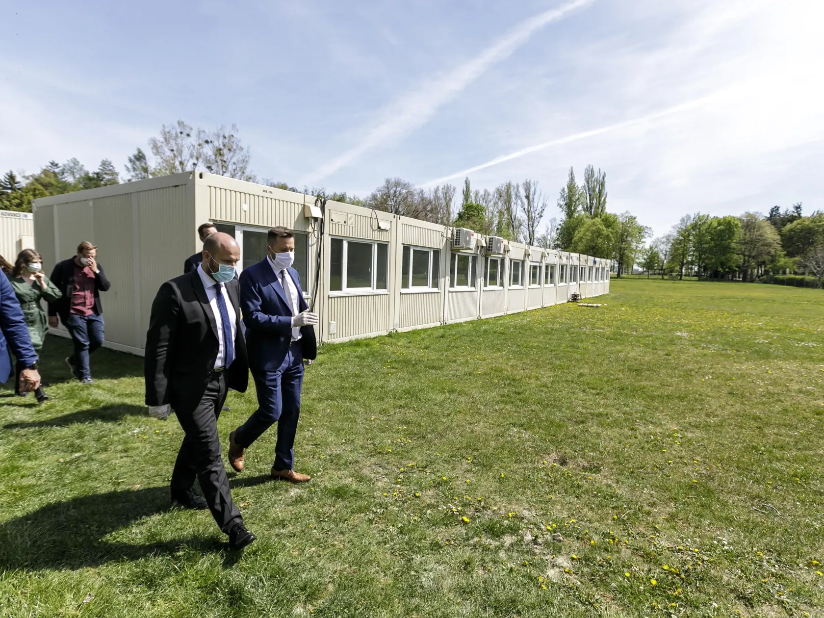Na snímke sprava primátor Bratislavy Matúš Vallo a minister obrany SR Jaroslav Naď počas otvorenia kontajnerového mestečka pre ľudí bez domova v areáli Zlatých pieskov v Bratislave 16. apríla 2020. FOTO TASR - Dano Veselský