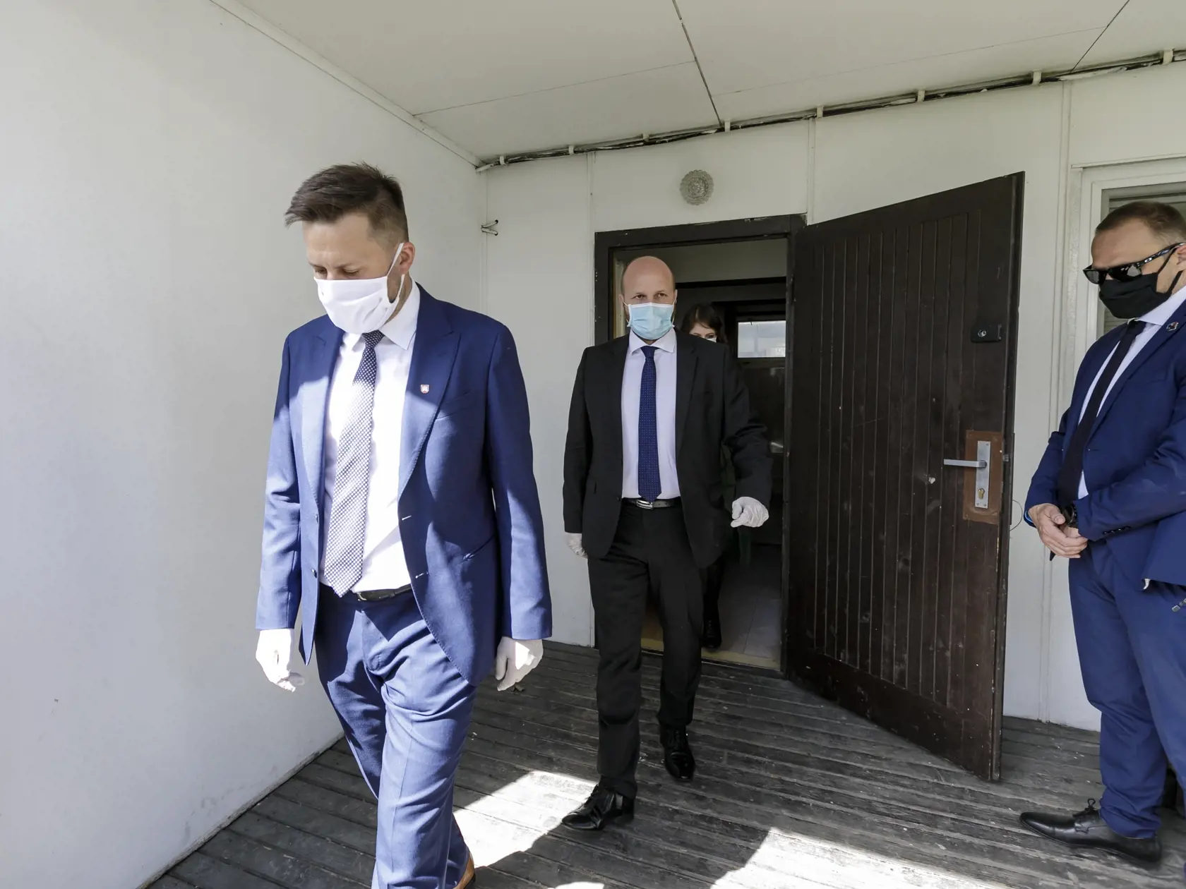 Na snímke zľava primátor Bratislavy Matúš Vallo a minister obrany SR Jaroslav Naď počas otvorenia kontajnerového mestečka pre ľudí bez domova v areáli Zlatých pieskov v Bratislave 16. apríla 2020. FOTO TASR - Dano Veselský
