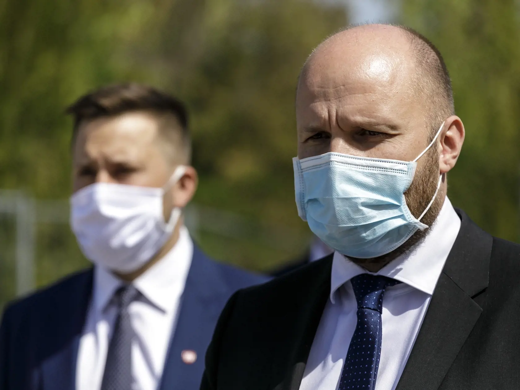 Na snímke zľava primátor Bratislavy Matúš Vallo a minister obrany SR Jaroslav Naď počas otvorenia kontajnerového mestečka pre ľudí bez domova v areáli Zlatých pieskov v Bratislave 16. apríla 2020. FOTO TASR - Dano Veselský