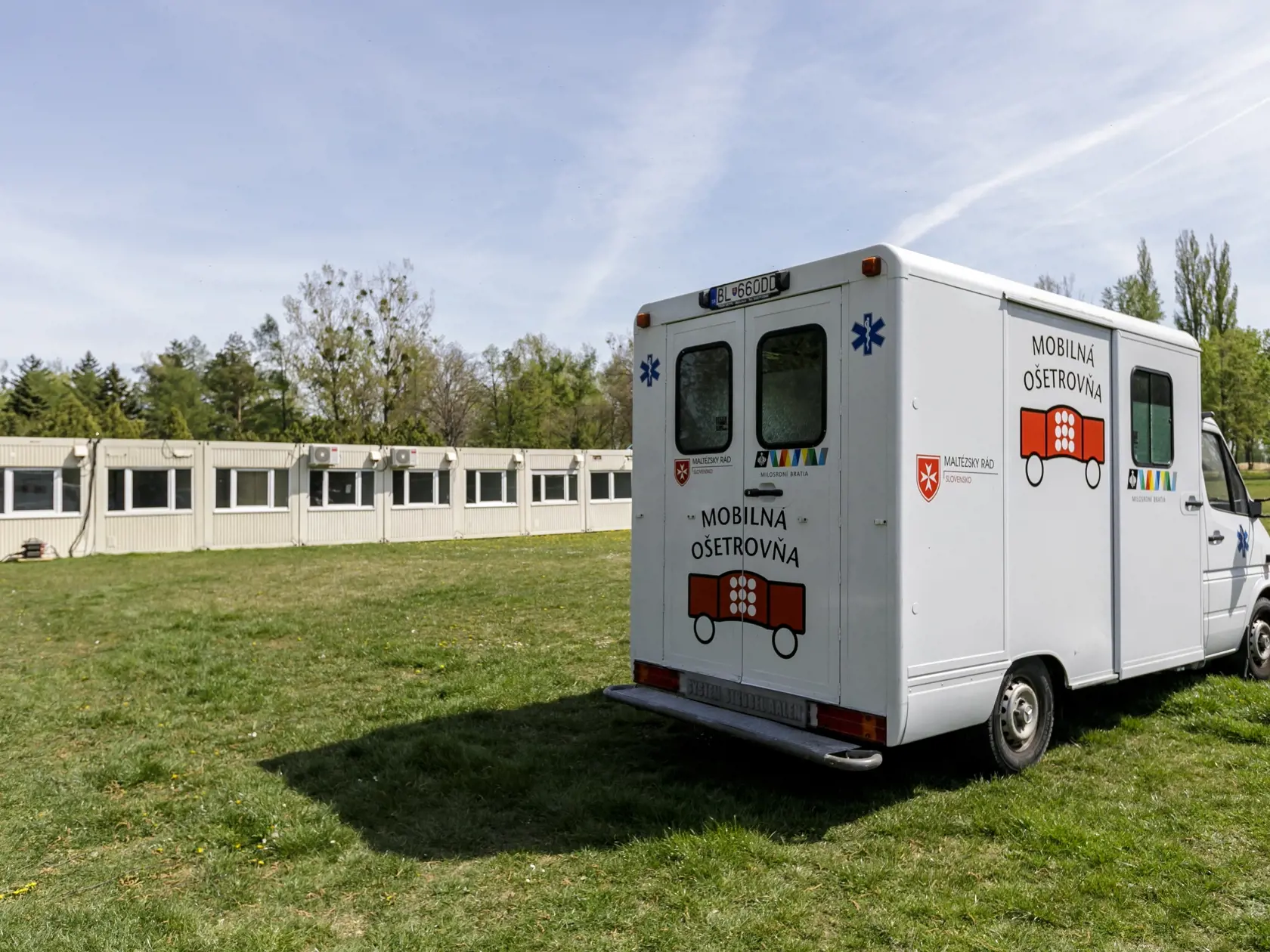 Na snímke vozidlo mobilnej ošetrovne počas otvorenia kontajnerového mestečka pre ľudí bez domova v areáli Zlatých pieskov v Bratislave 16. apríla 2020. FOTO TASR - Dano Veselský