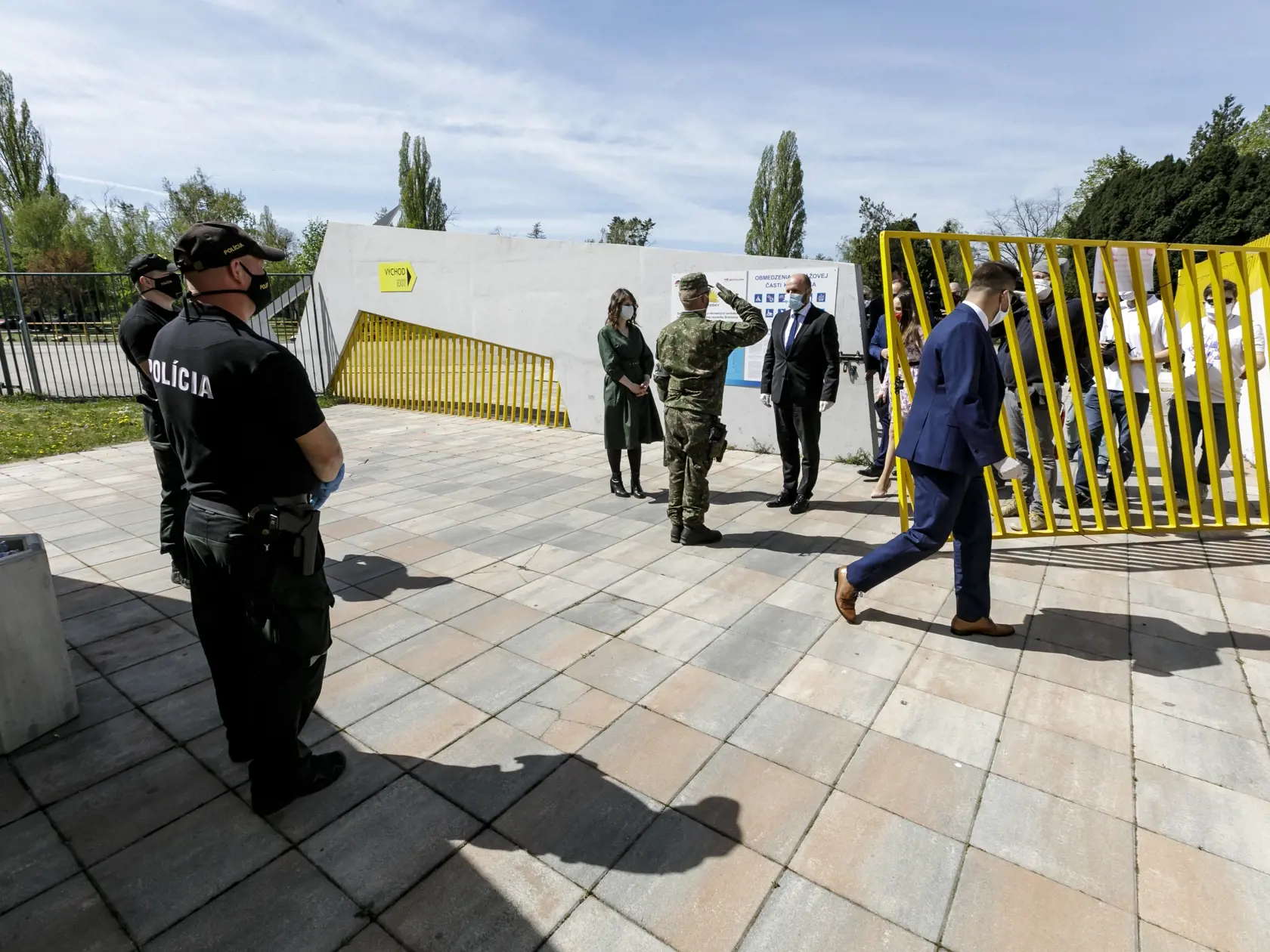 Na snímke sprava primátor Bratislavy Matúš Vallo a minister obrany SR Jaroslav Naď počas otvorenia kontajnerového mestečka pre ľudí bez domova v areáli Zlatých pieskov v Bratislave 16. apríla 2020. FOTO TASR - Dano Veselský