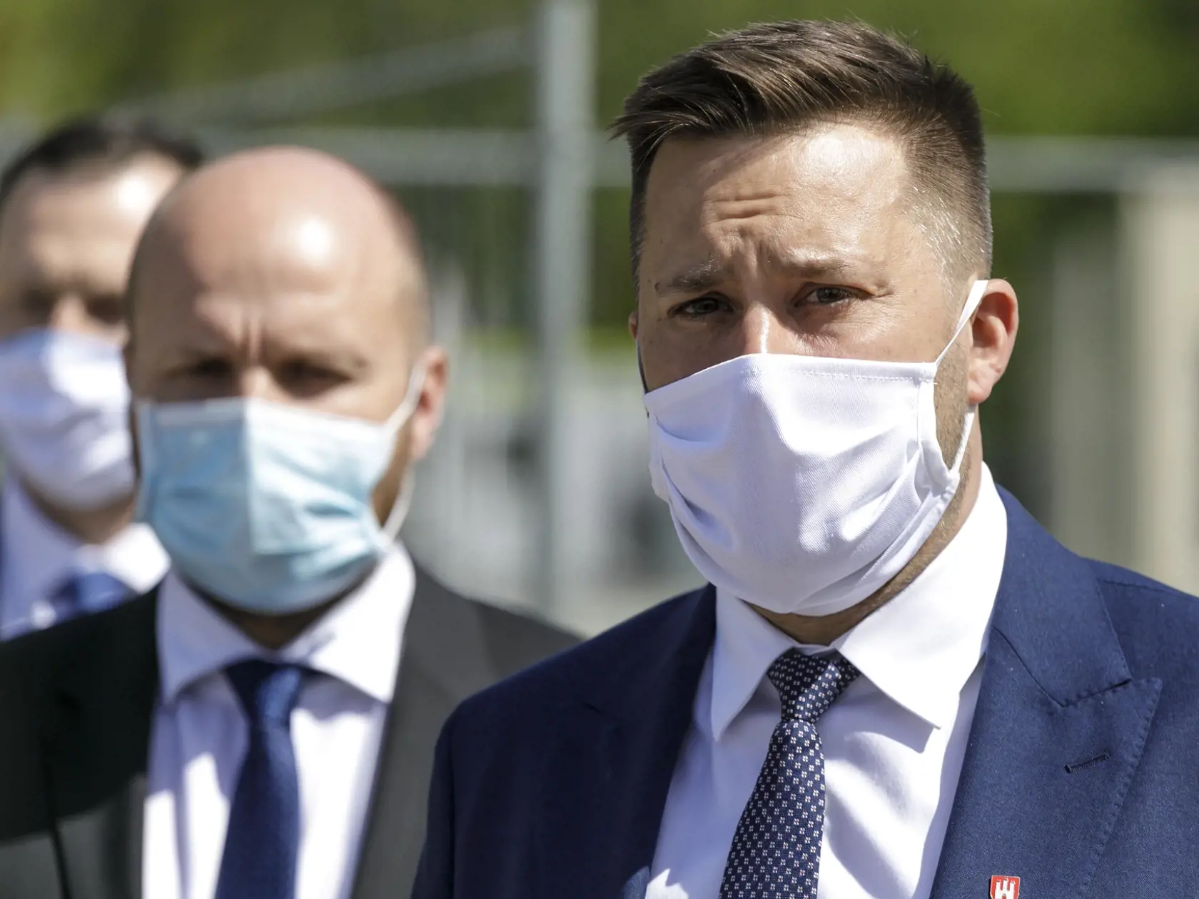Na snímke sprava primátor Bratislavy Matúš Vallo a minister obrany SR Jaroslav Naď počas otvorenia kontajnerového mestečka pre ľudí bez domova v areáli Zlatých pieskov v Bratislave 16. apríla 2020. FOTO TASR - Dano Veselský