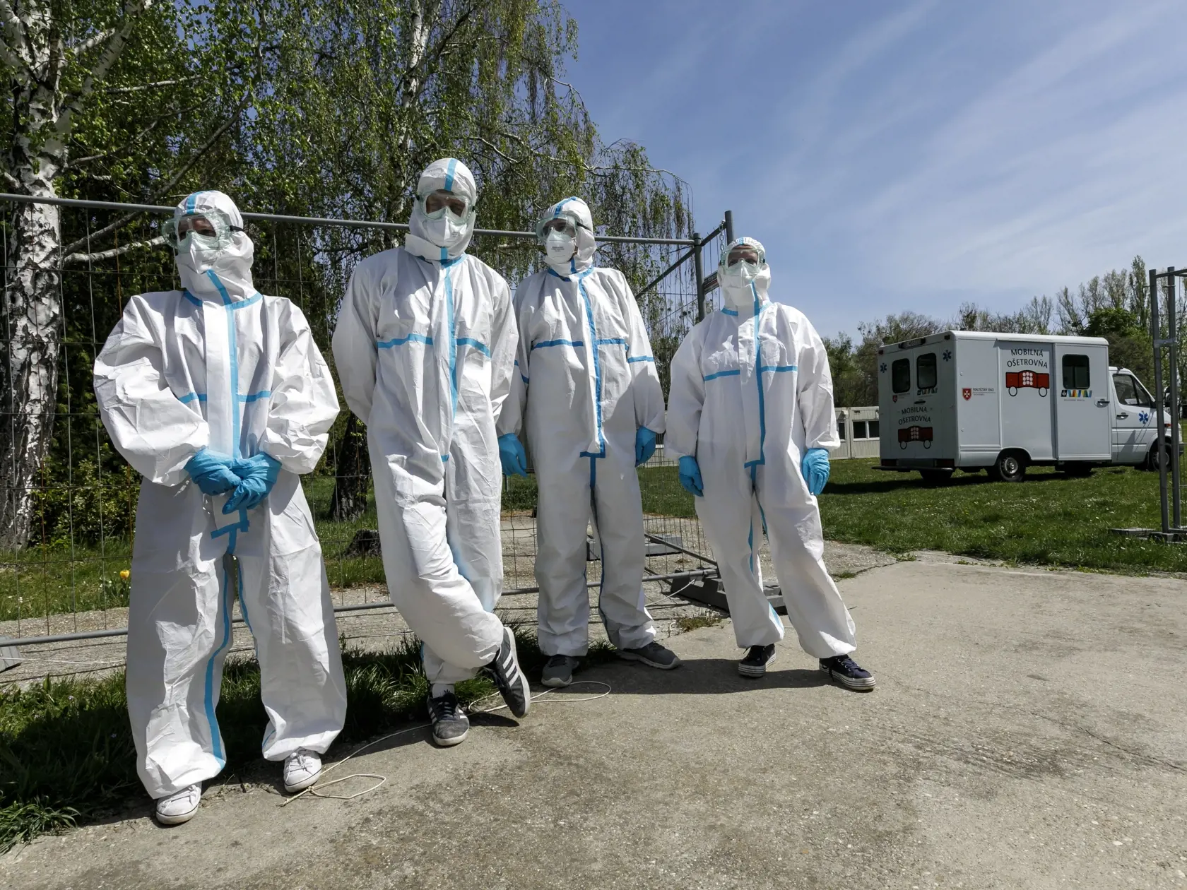 Na snímke sociálni pracovníci v ochranných odevoch počas otvorenia kontajnerového mestečka pre ľudí bez domova v areáli Zlatých pieskov v Bratislave 16. apríla 2020. FOTO TASR - Dano Veselský