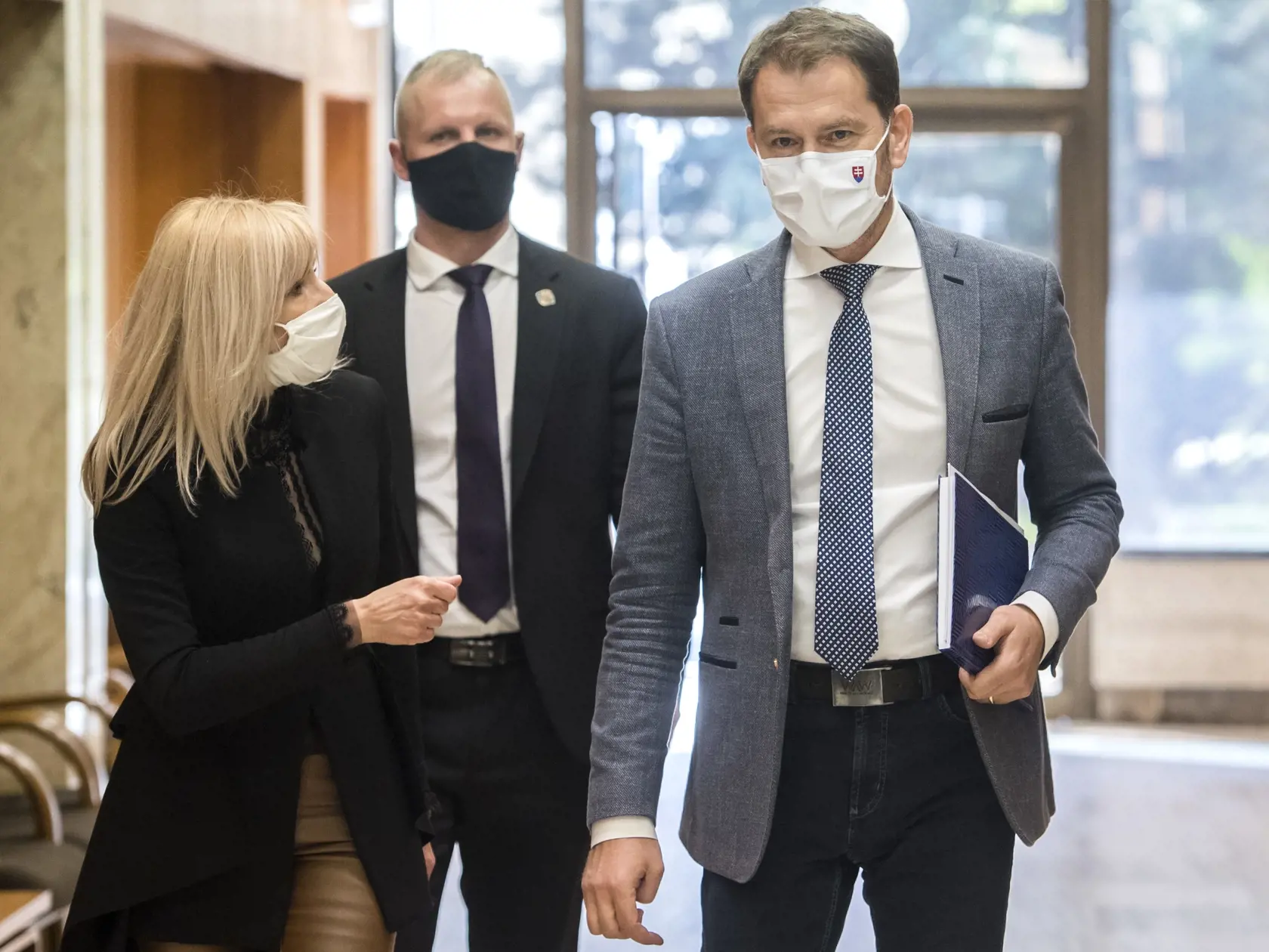 Na snímke vpravo premiér SR Igor Matovič (OĽaNO) prichádza na 11. rokovanie vlády SR 16. apríla 2020 v Bratislave. FOTO TASR - Martin Baumann
