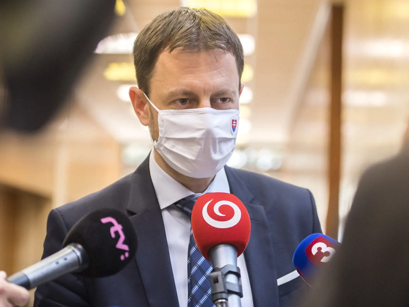Na snímke minister financií SR Eduard Heger(OĽaNO) prichádza na 11. rokovanie vlády SR 16. apríla 2020 v Bratislave. FOTO TASR - Martin Baumann
