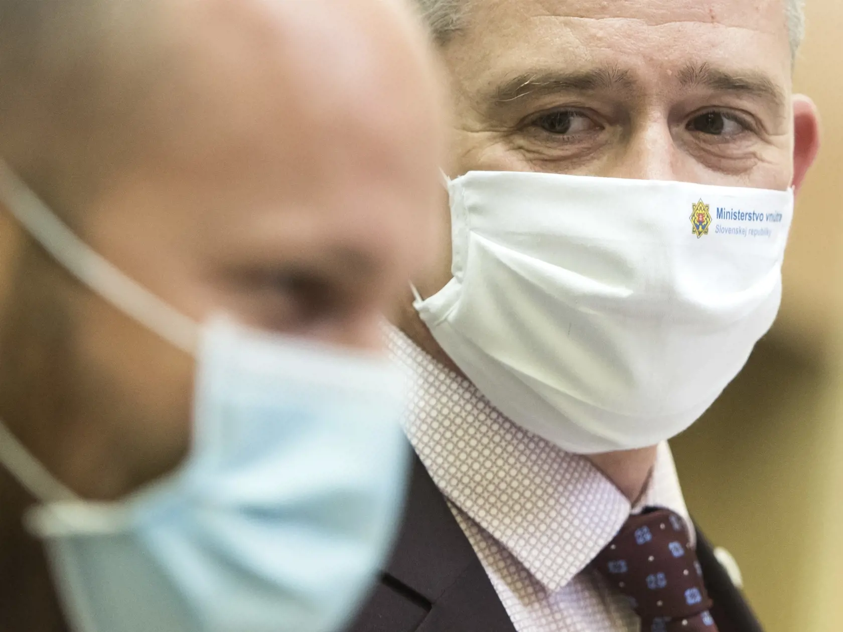 Na snímke vľavo v popredí minister obrany SR Jaroslav Naď (OĽaNO) a vpravo minister vnútra SR Roman Mikulec (OĽaNO) prichádzajú na 11. rokovanie vlády SR 16. apríla 2020 v Bratislave. FOTO TASR - Martin Baumann
