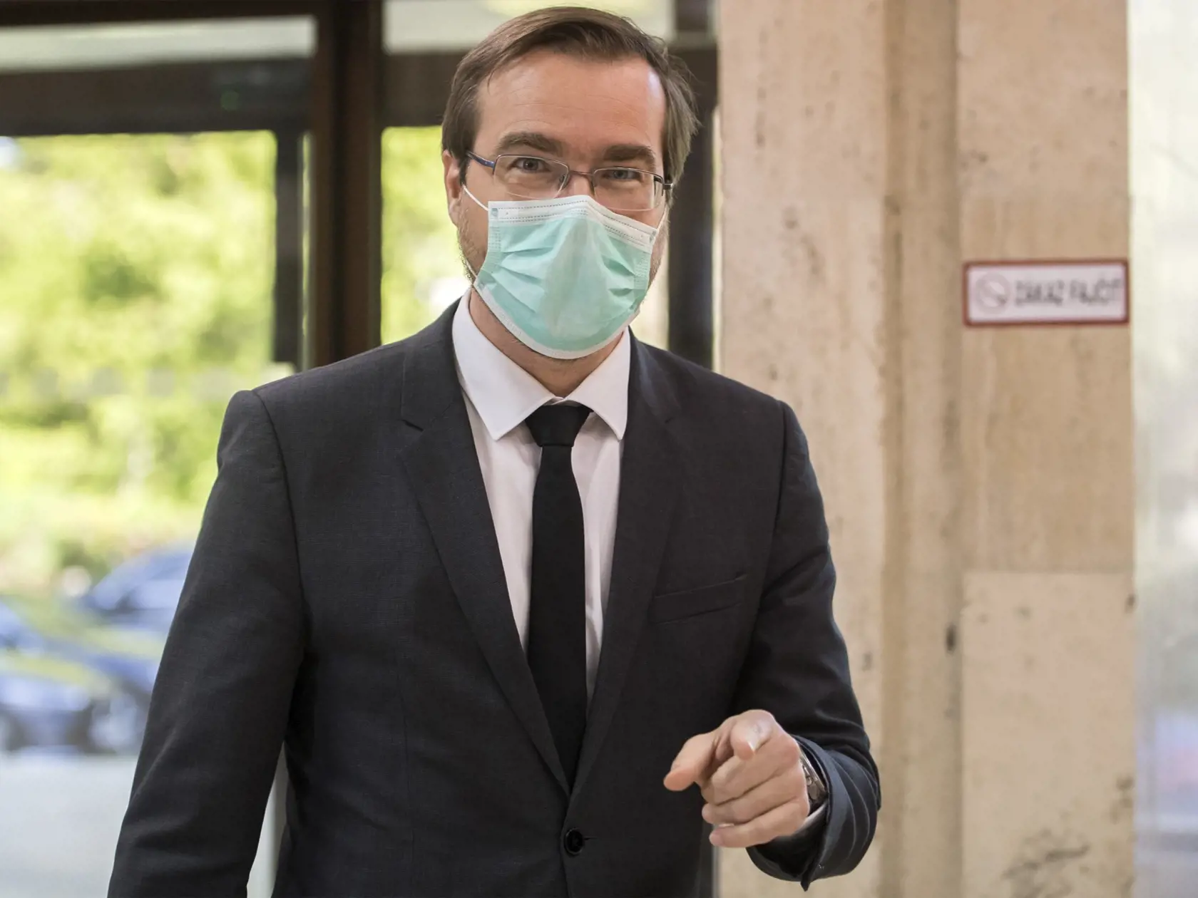Na snímke minister zdravotníctva SR Marek Krajčí (OĽaNO) prichádza na 11. rokovanie vlády SR 16. apríla 2020 v Bratislave. FOTO TASR - Martin Baumann
