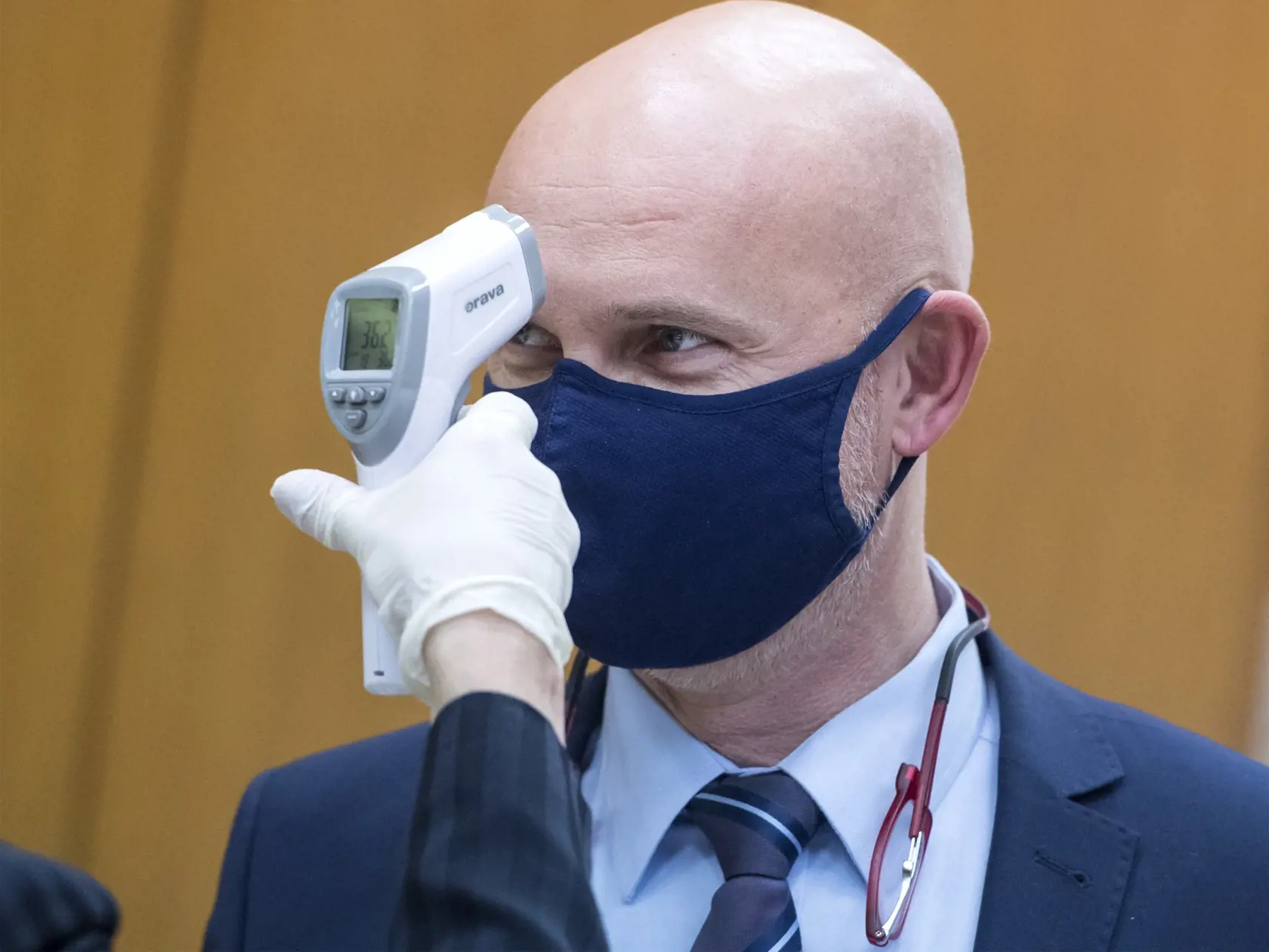 Na snímke minister školstva, vedy, výskumu a športu SR Branislav Gröhling prichádza na 11. rokovanie vlády SR 16. apríla 2020 v Bratislave. FOTO TASR - Martin Baumann

