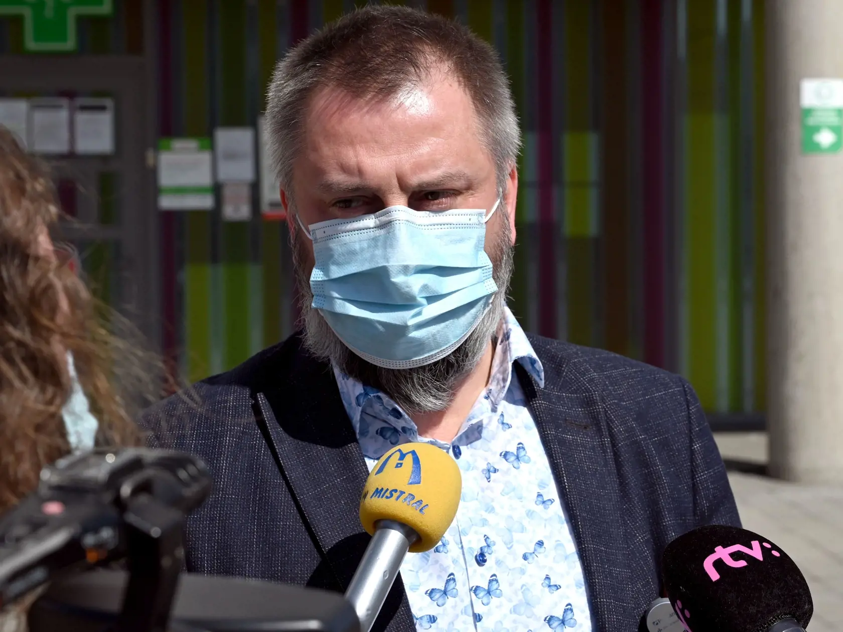 Traja zdravotníci pracujúci na rádiologickom oddelení (RTG) v Nemocnici s poliklinikou Štefana Kukuru v Michalovciach boli pozitívne testovaní na nový koronavírus. Na snímke Marián Haviernik, riaditeľ Nemocnice s poliklinikou Štefana Kukuru v Michalovciach, odpovedá na otázky novinárov 16. apríla 2020. FOTO TASR - Roman Hanc