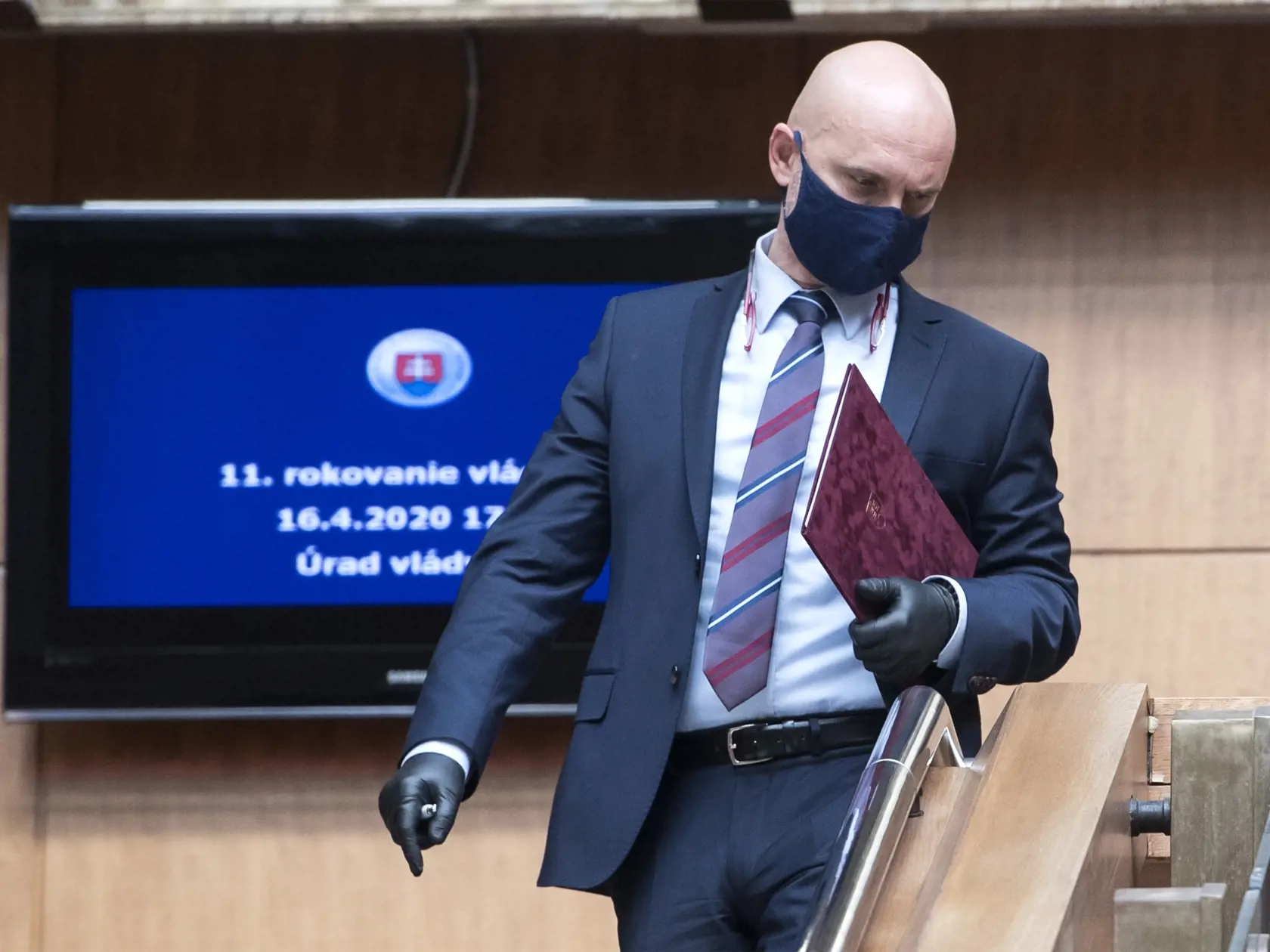 Na snímke minister školstva, vedy, výskumu a športu SR Branislav Gröhling prichádza na 11. rokovanie vlády SR 16. apríla 2020 v Bratislave. FOTO TASR - Martin Baumann
