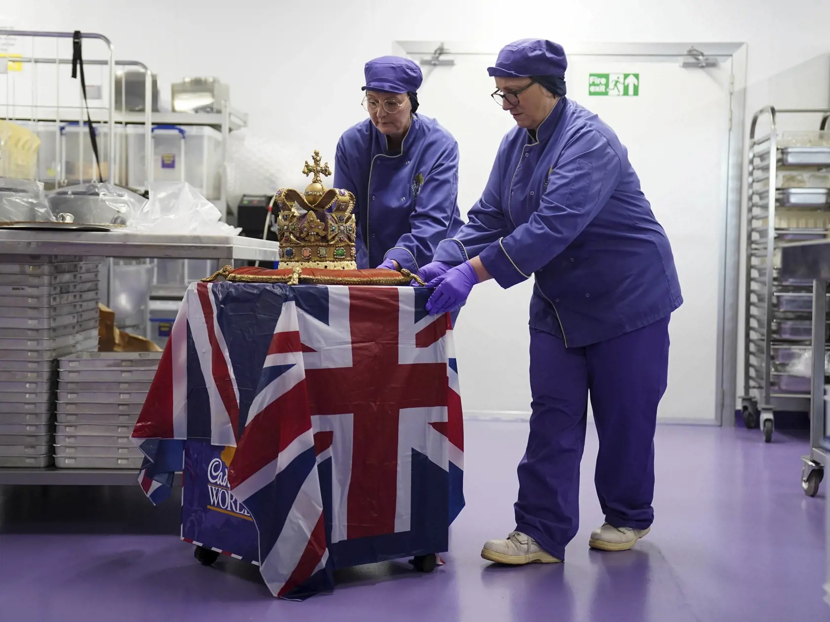 Na snímke čokoládová replika koruny svätého Eduarda vysoká 45 cm v továrni na čokoládu Cadbury World 26. apríla 2023 v Birminghame.