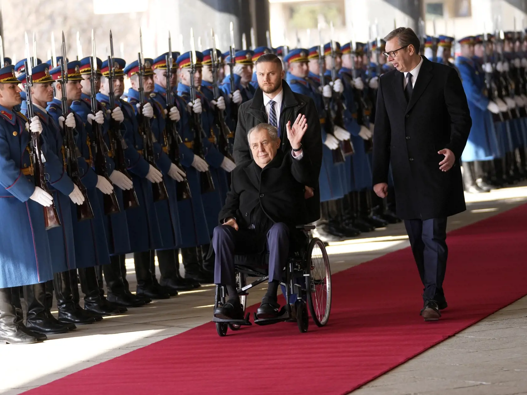 Na snímke odchádzajúci český prezident Miloš Zeman máva počas prehliadky čestnej stráže so srbským prezidentom Aleksandrom Vučičom (vpravo) 30. januára 2023 v Belehrade.