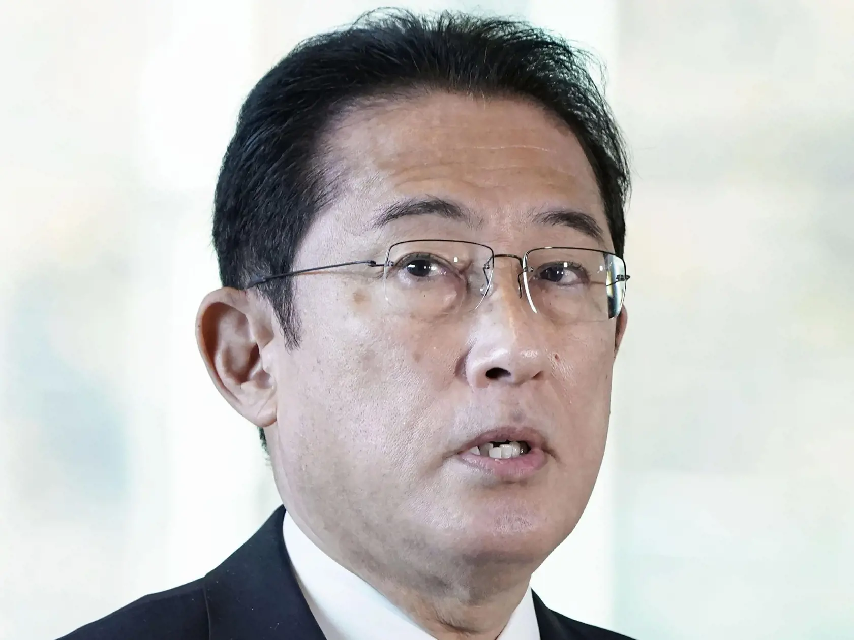 WA 1 Tokio - Japonský premiér Fumio Kišida odpovedá na otázky novinárov v Tokiu v pondelok 29. novembra 2021. Japonsko opätovne zavedie prísne opatrenia na svojej hranici a zakáže vstup do krajiny všetkým cestujúcim zo zahraničia, a to v súvislosti s novým variantom koronavírusu, ktorý dostal označenie omikron. Rozhodnutie bude v platnosti od utorka, oznámil v pondelok japonský premiér. FOTO TASR/AP