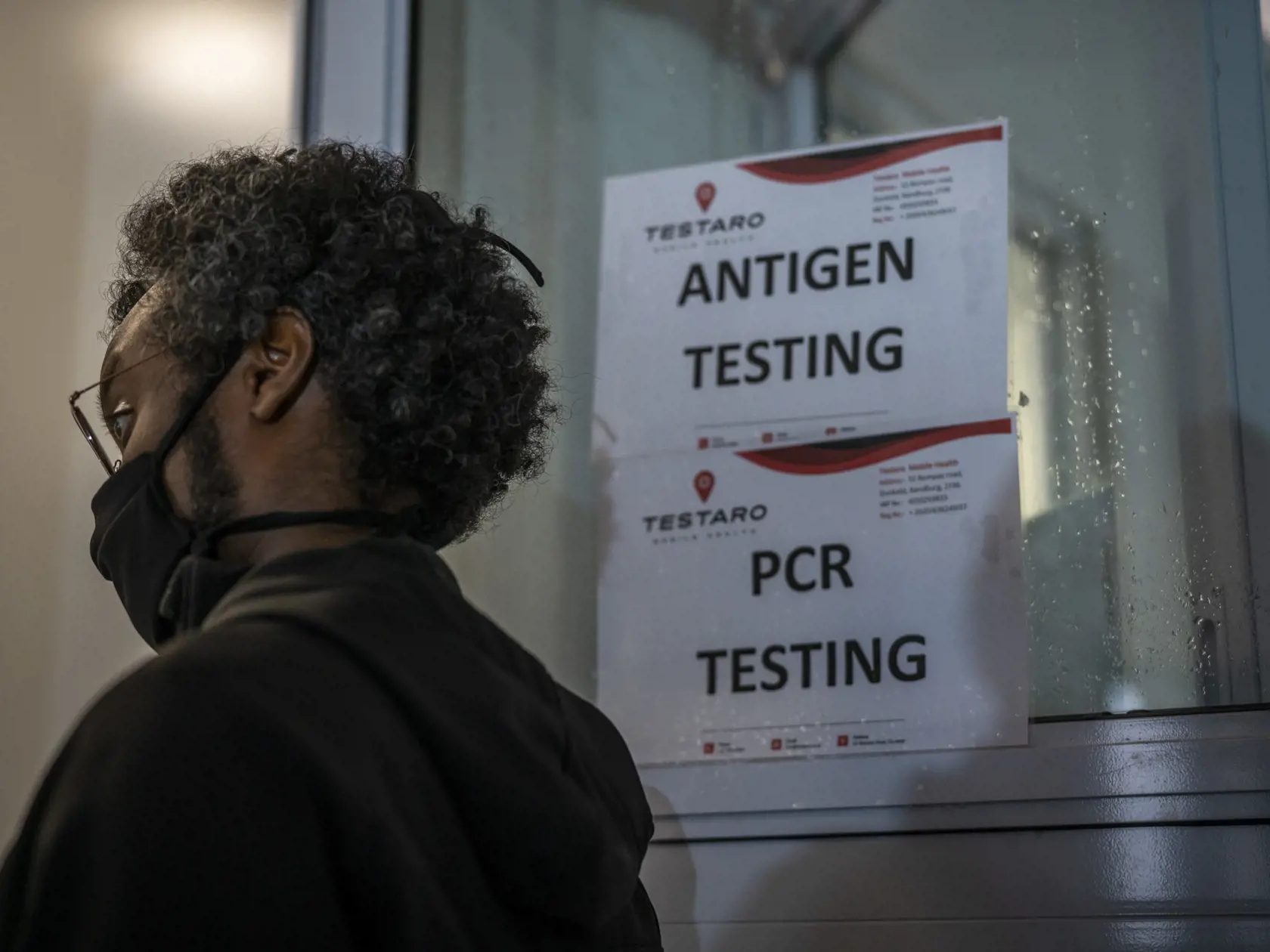 JB 56 Johannesburg - Muž počas príchodu na  testovanie na ochorenie COVID-19 v testovacom centre v Johannesburgu 27. novembra 2021. Dôvodom sú obavy z nového variantu koronavírusu omikron, zisteného v Juhoafrickej republike (JAR). Informácie priniesla tlačová agentúra AFP. Vedci sa čo najrýchlejšie snažia analyzovať nový variant, ktorý má mnoho mutácií na spike proteíne (hrotovom proteíne). Šíria sa obavy, že môže byť nákazlivejší než variant delta a môže byť odolný voči súčasným vakcínam, píše 