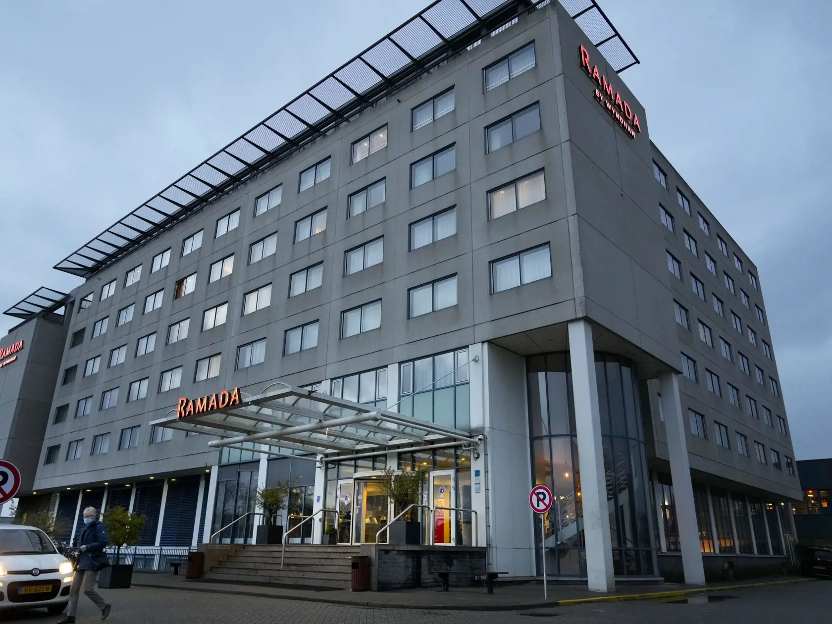 JB 58 Badhoevedorp - Pohľad na hotel v holandskom meste Badhoevedorp pri letisku Schiphol 27. novembra 2021, kde sú v karanténe pasažieri z JAR. Z približne 600 pasažierov, ktorí v piatok pricestovali dvoma letmi holandskej spoločnosti KLM z Juhoafrickej republiky (JAR) na amsterdamské letisko Schiphol, malo 61 pozitívne výsledky testov na prítomnosť koronavírusu SARS-CoV-2. Zatiaľ nie je jasné, či sa infikovali novým variantom omikron, ktorý bol v krajinách južnej Afriky objavený len nedávno. I