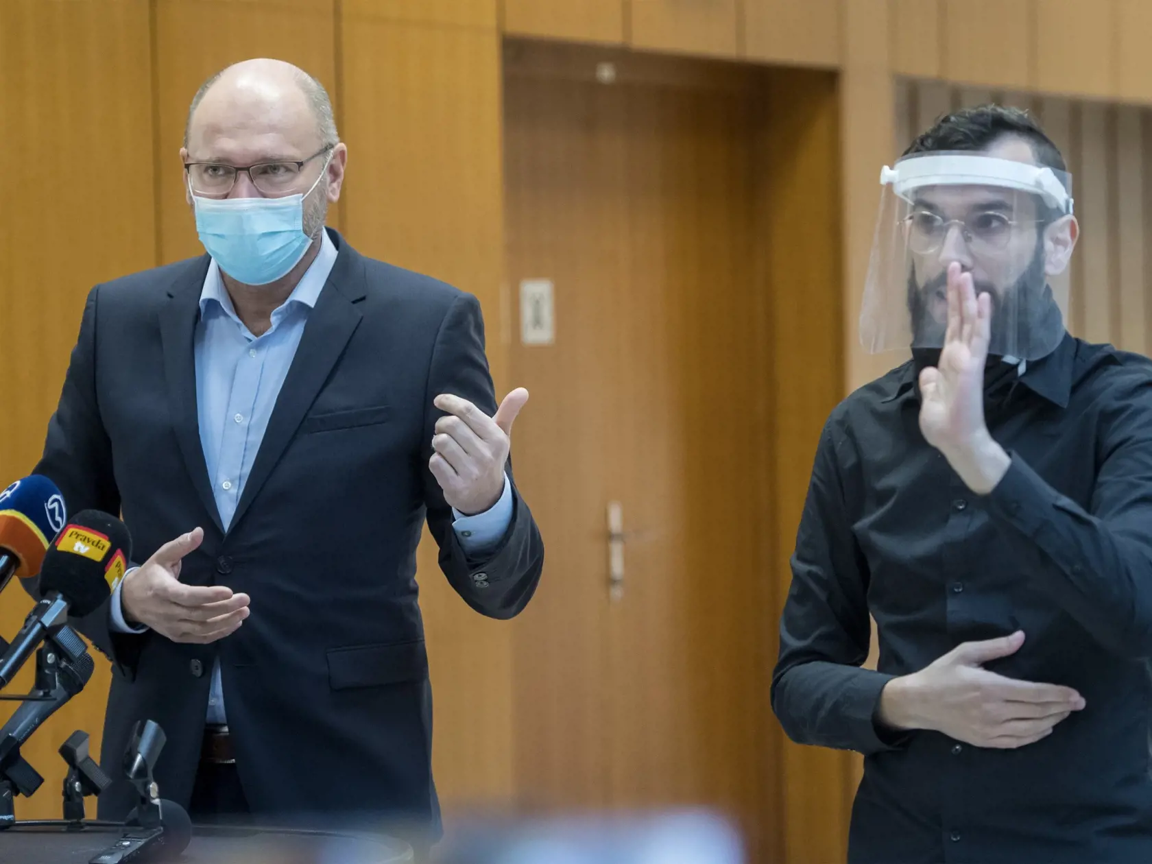 Na snímke minister hopodárstva SR Richard Sulík (SaS) počas brífingu s novinármi