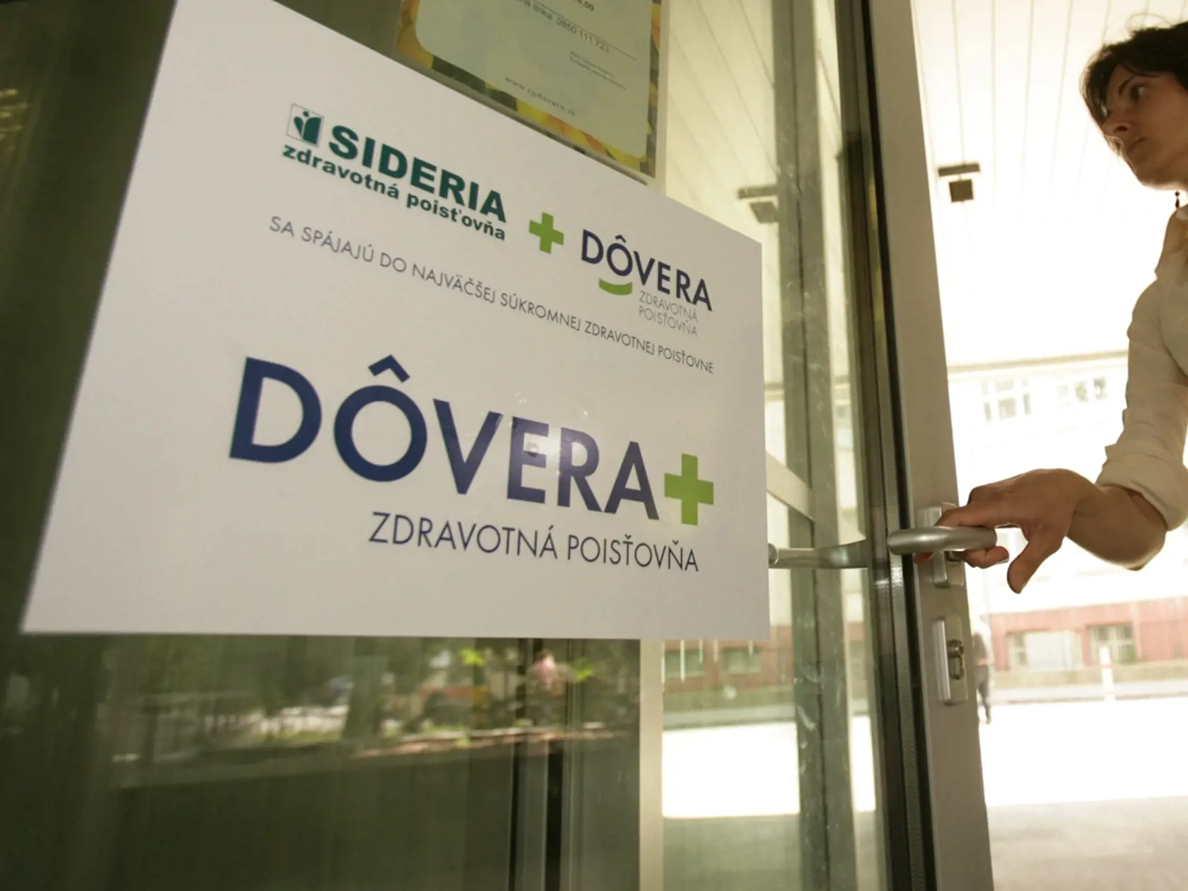 Napriek snahe o dohodu, UNLP Košice odmieta ponuku a nechce pokračovať v zmluvnom vzťahu s poisťovňou Dôvera. Od zajtra 1. apríla poskytnú v tejto nemocnici jej poistencom už len neodkladnú zdravotnú starostlivosť. „To znamená, že UNLP bezplatne poskytne našim poistencom všetku potrebnú zdravotnú starostlivosť v prípade úrazu, akútnych zdravotných ťažkostí alebo akútneho zhoršenia zdravotného stavu," vysvetlil hovorca Dôvery Matej Štepianský.