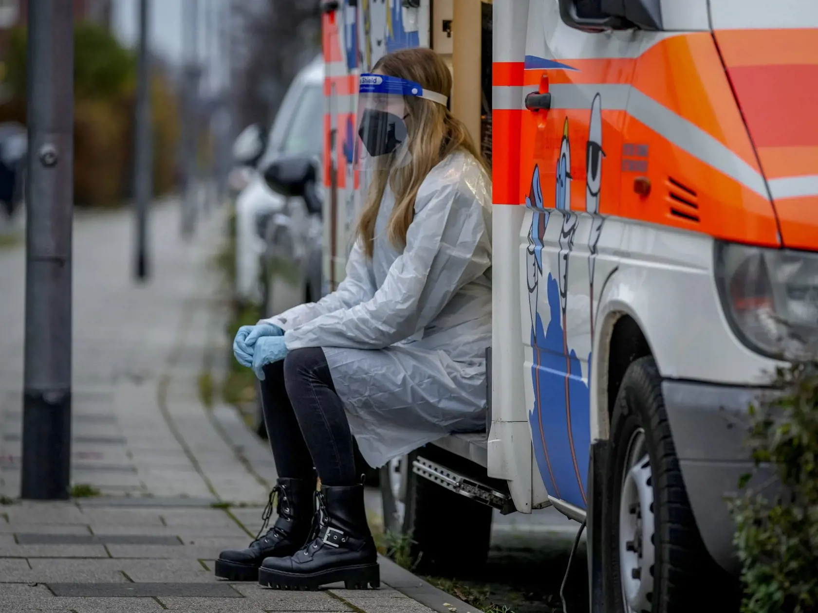 WA 35 Frankfurt - Zdravotná pracovníčka čaká na dieťa, ktoré si príde vykonať antigénový test pred mobilnou testovacou dodávkou vo Frankfurte v pondelok 15. novembra 2021. Nové prípady nákazy koronavírusom v Nemecku opäť rastú. V Nemecku odhalili testy v nedeľu 23.607 nových prípadov nákazy koronavírusom SARS-CoV-2, pričom pred týždňom ich bolo 15.513. V dôsledku toho stúpla sedemdňová incidencia, teda počet nových infekcií na 100.000 obyvateľov za týždeň, na hodnotu 303, informoval v pondelok r
