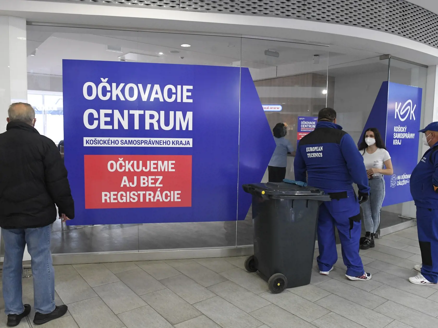 Na snímke očkovanie proti ochoreniu COVID-19 na železničnej stanici v Košiciach 26. novembra 2021. FOTO TASR – František Iván